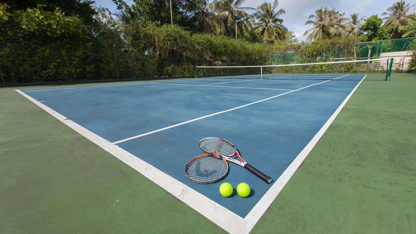 Tennisplatz auf Lily Beach