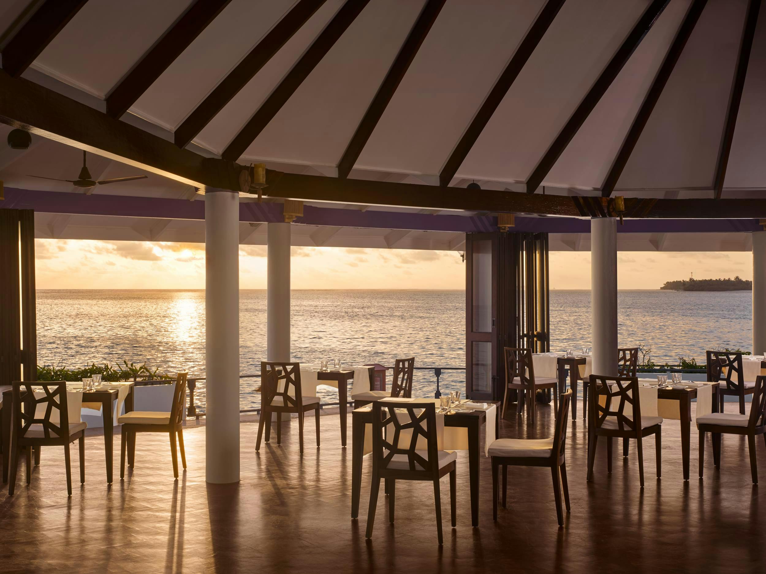 Restaurant mit Blick über das Meer