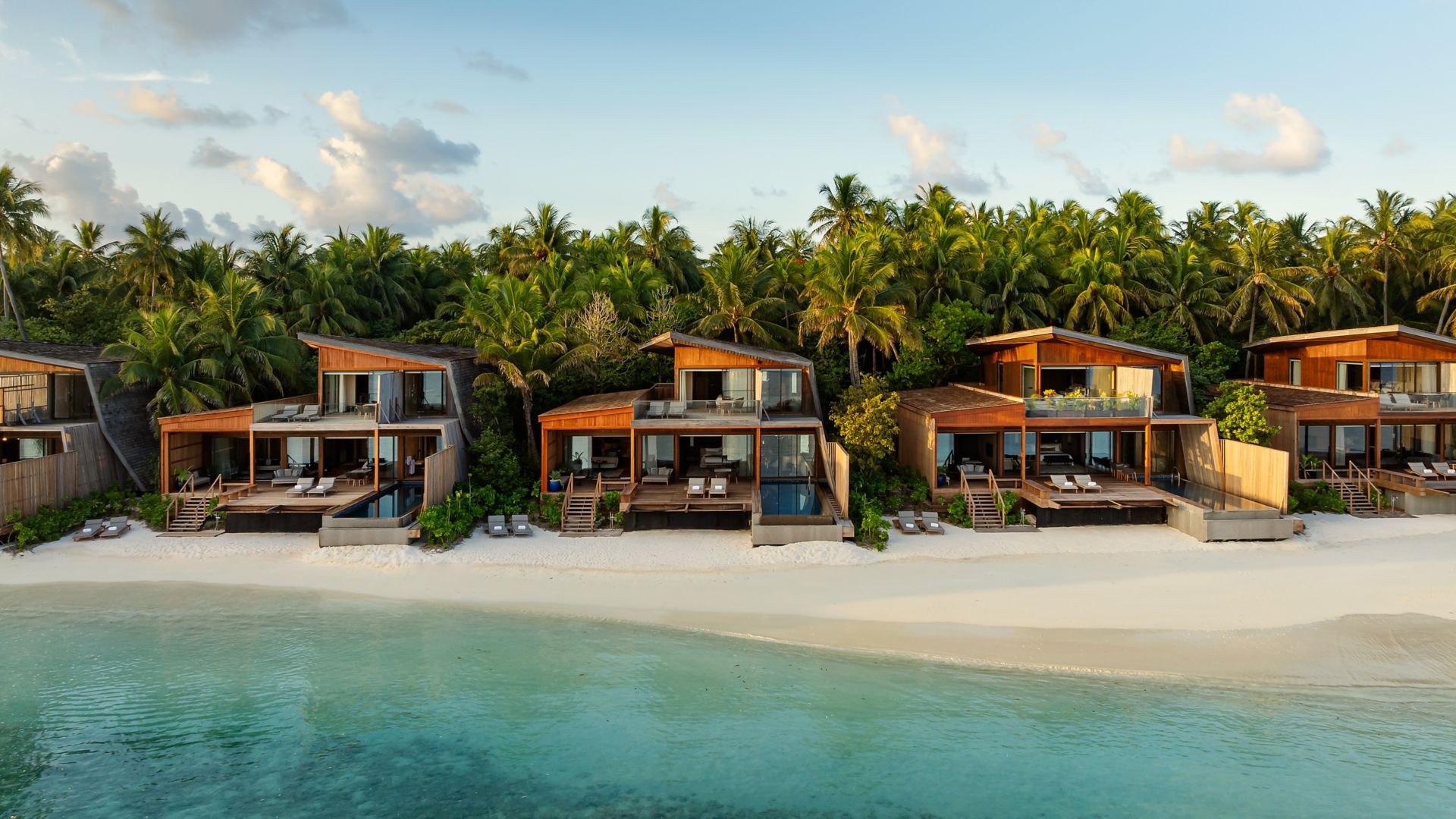 Strandseite des Resorts mit tropischer Vegetation