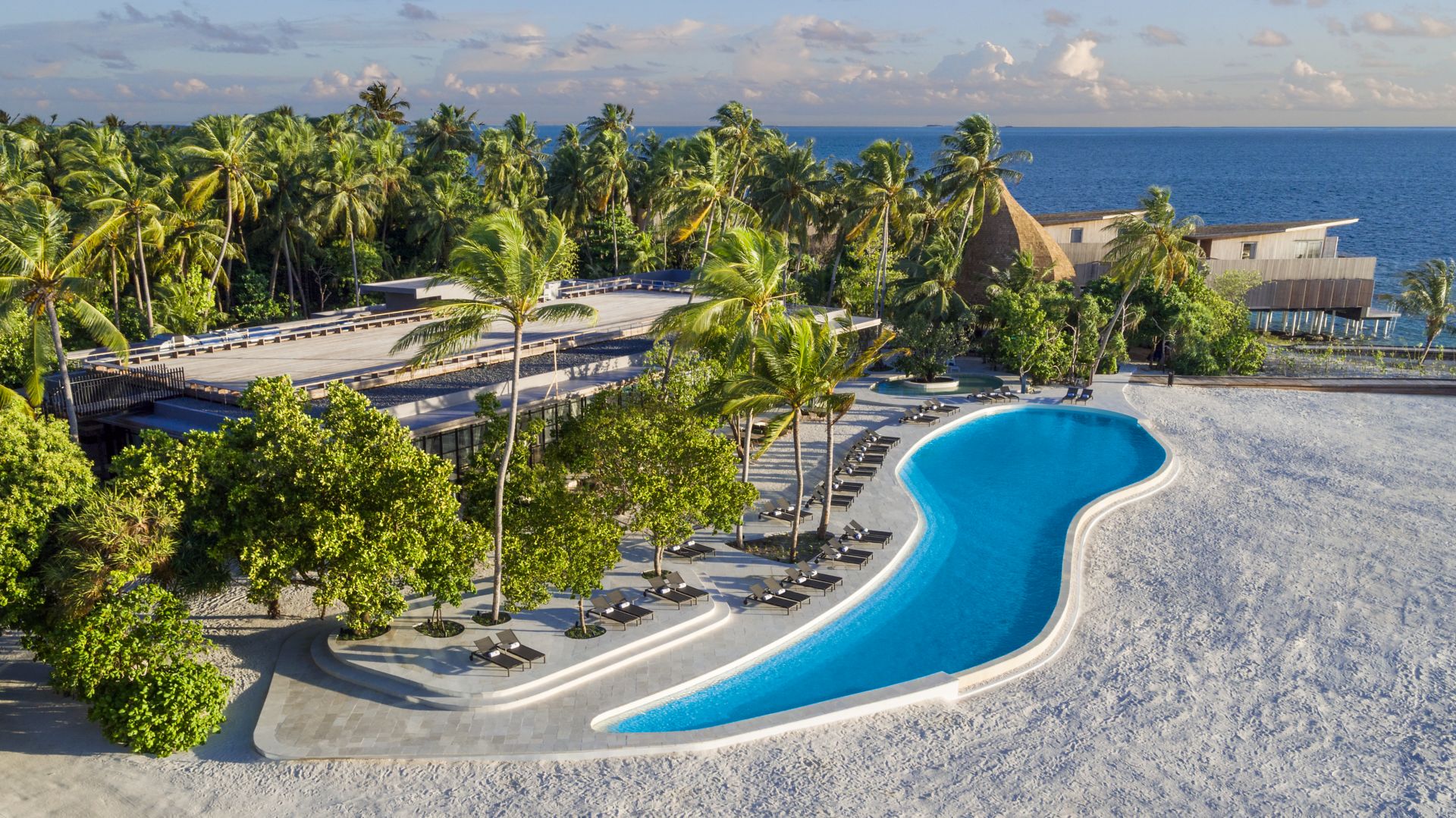 Poolbereich des The St. Regis Maldives Vommuli Resort