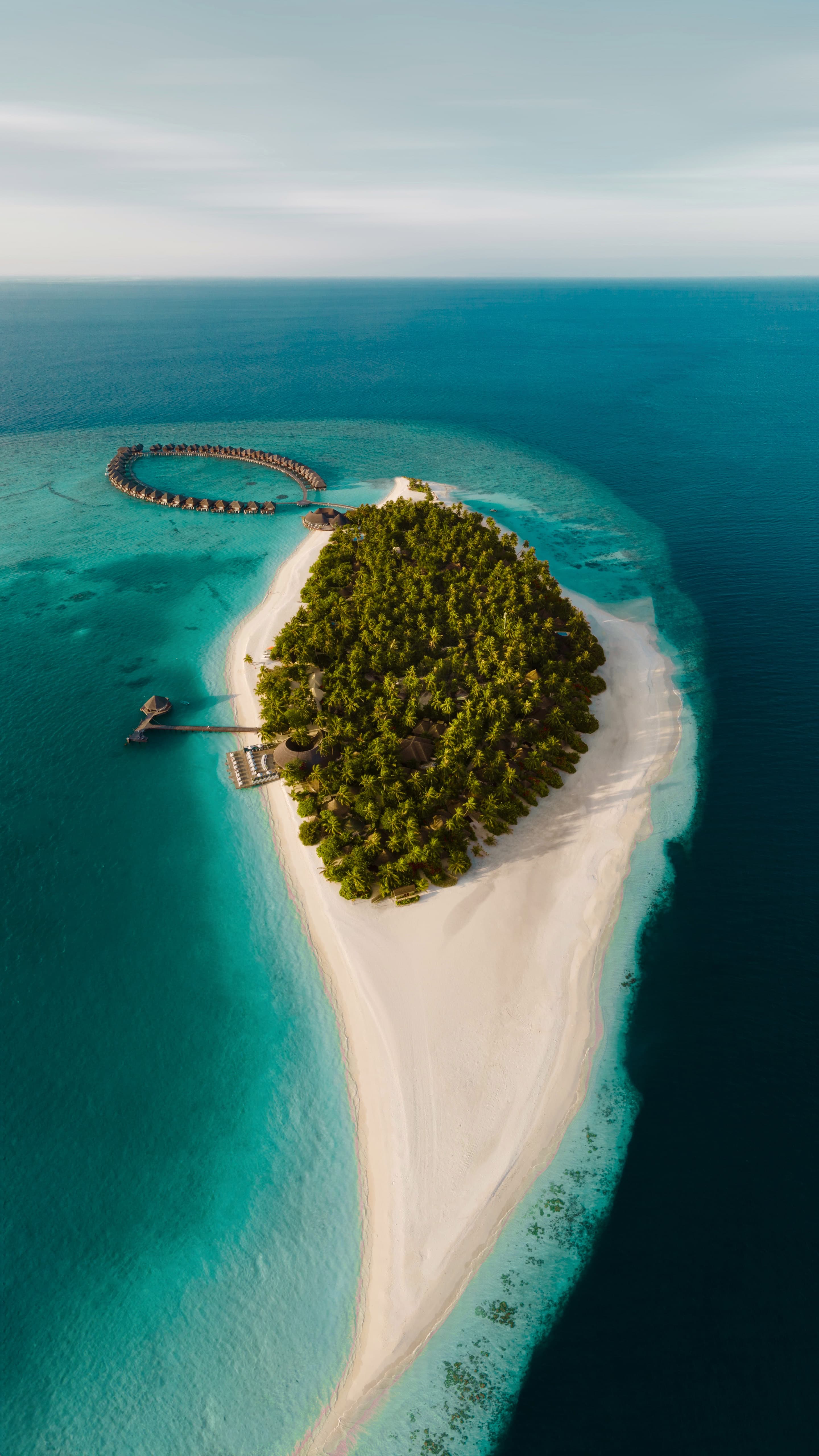 Insel und Sandbank im türkisfarbenen Ozean