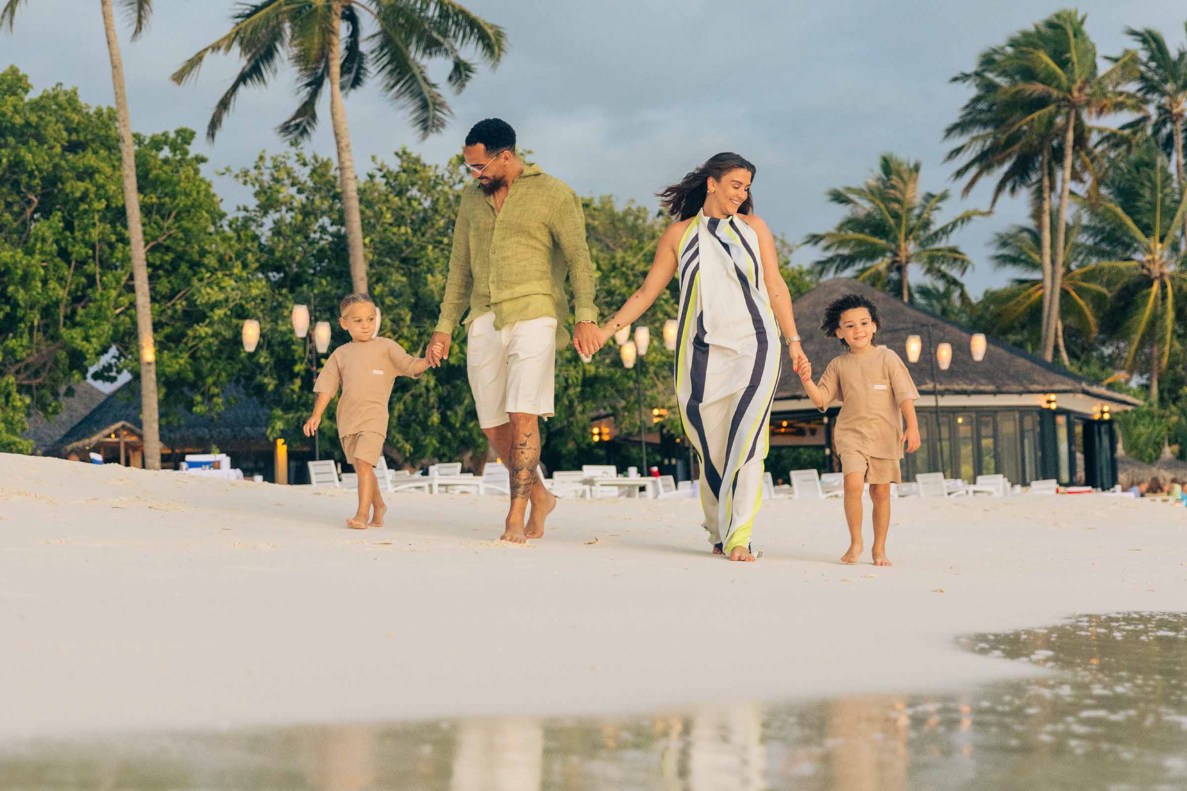 Familienzeit am weißen Sandstrand