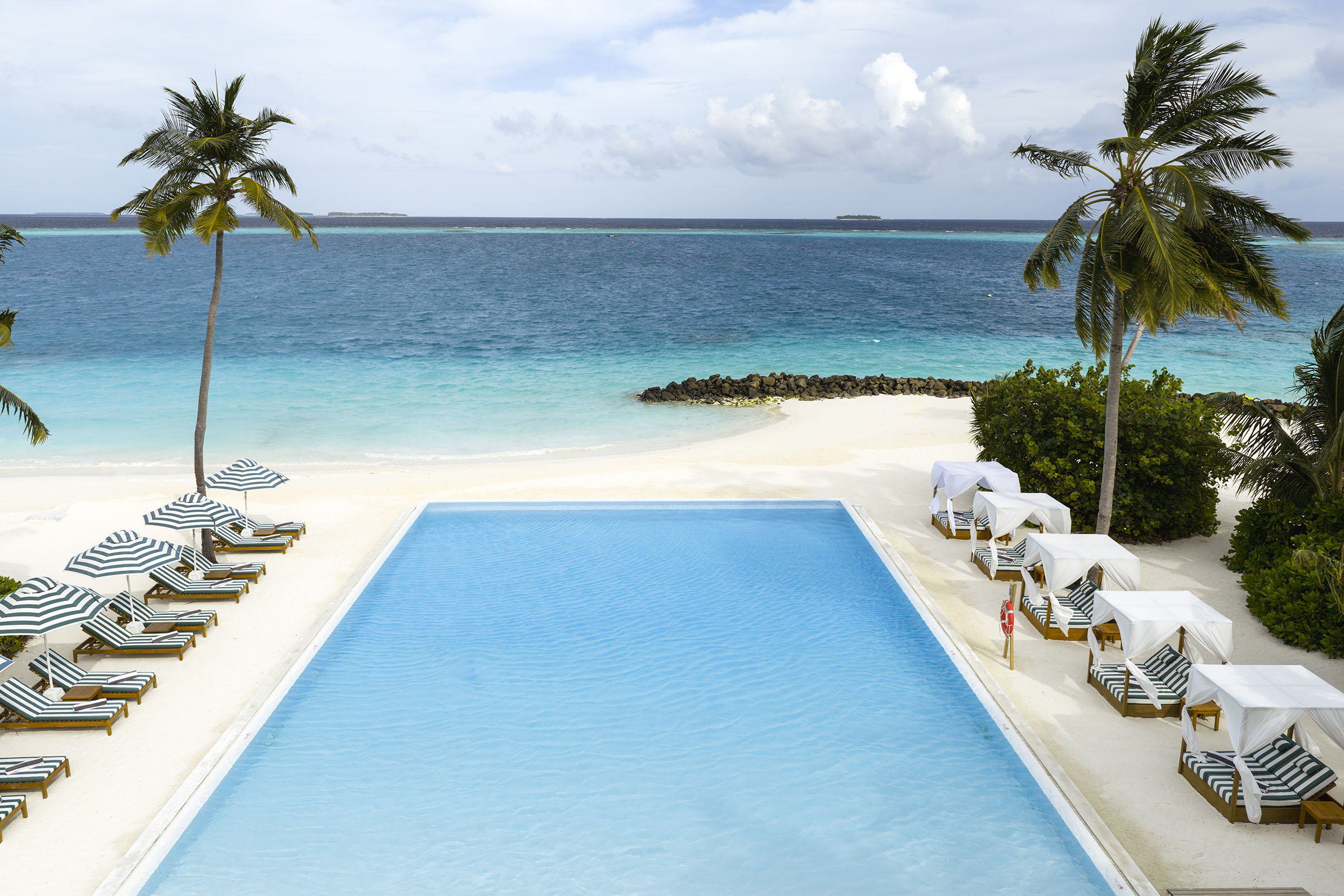Pool am Strand mit Meerblick