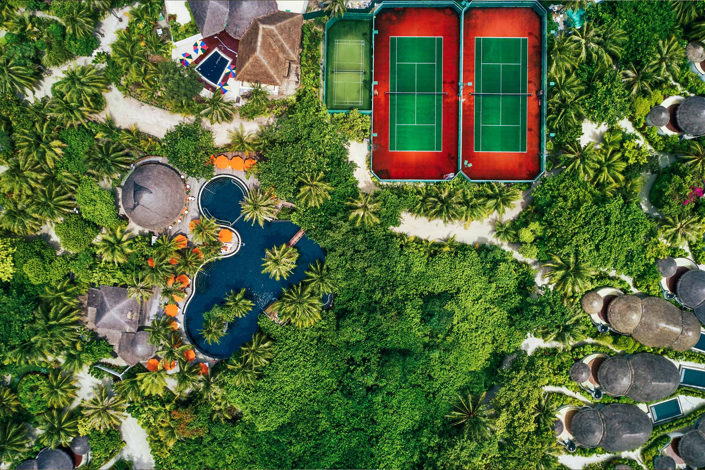 Tennisplatz im tropischen Inselgrün