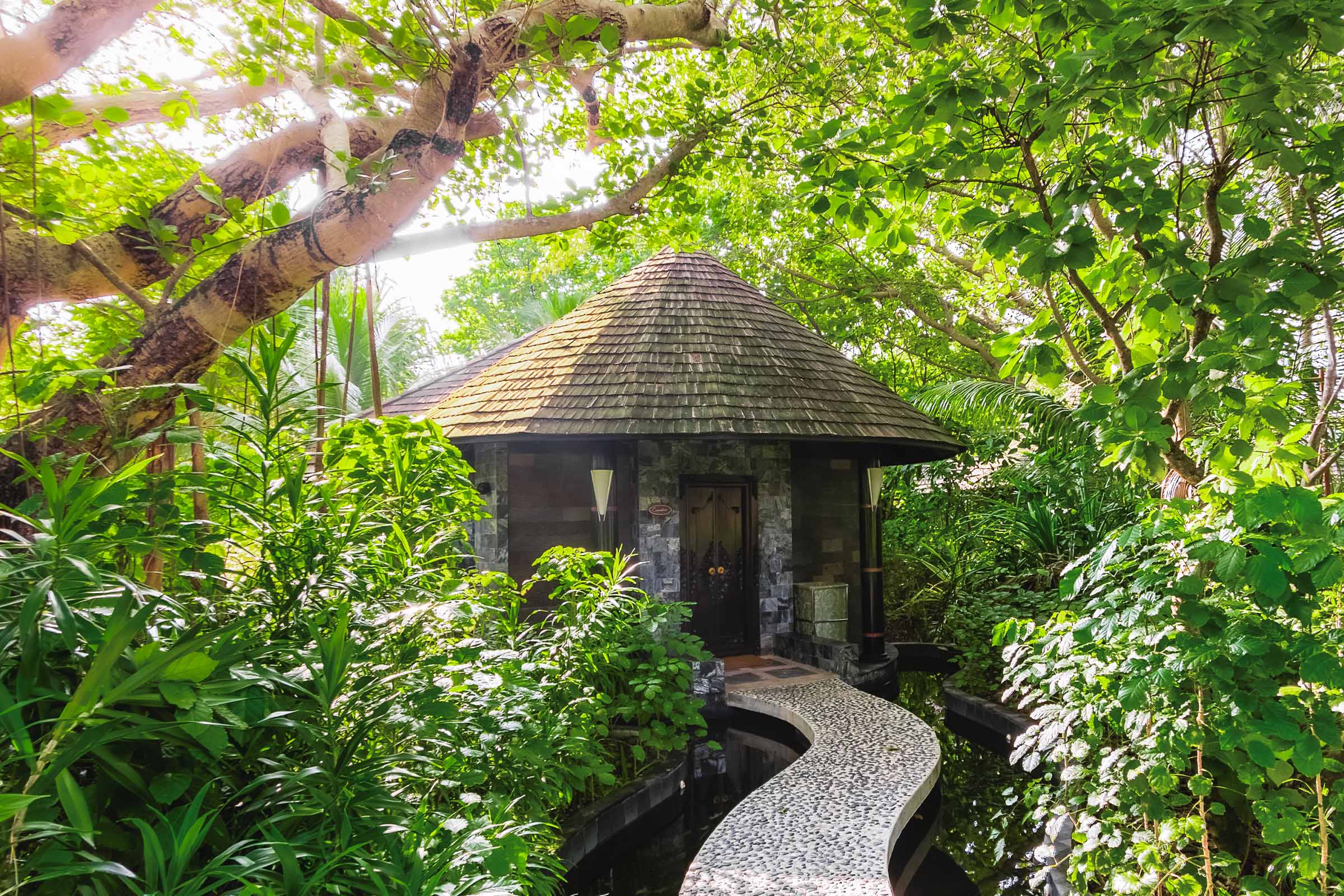 Tropische Gartenwege zum Spa