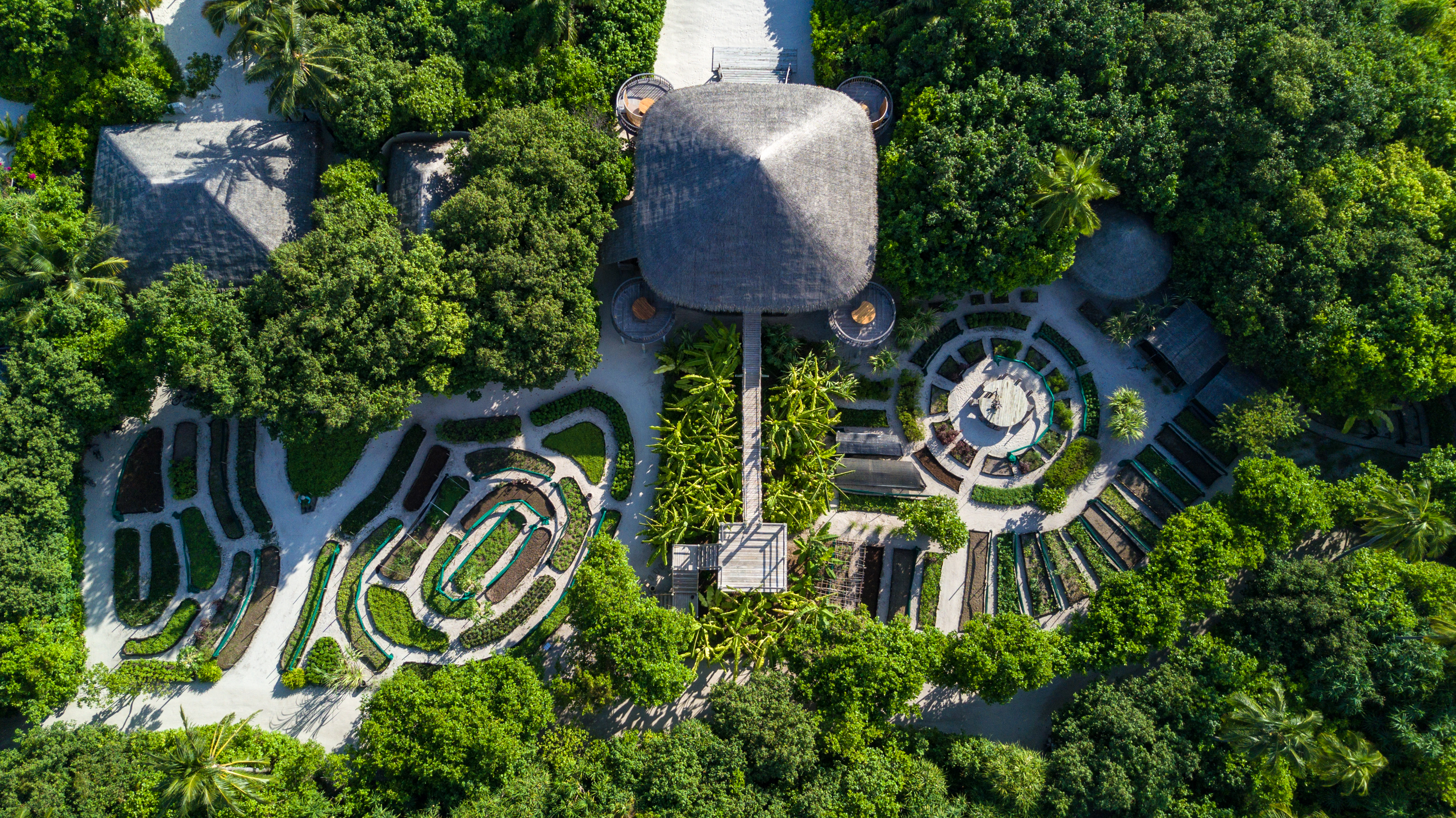 Spa im tropischen Garten