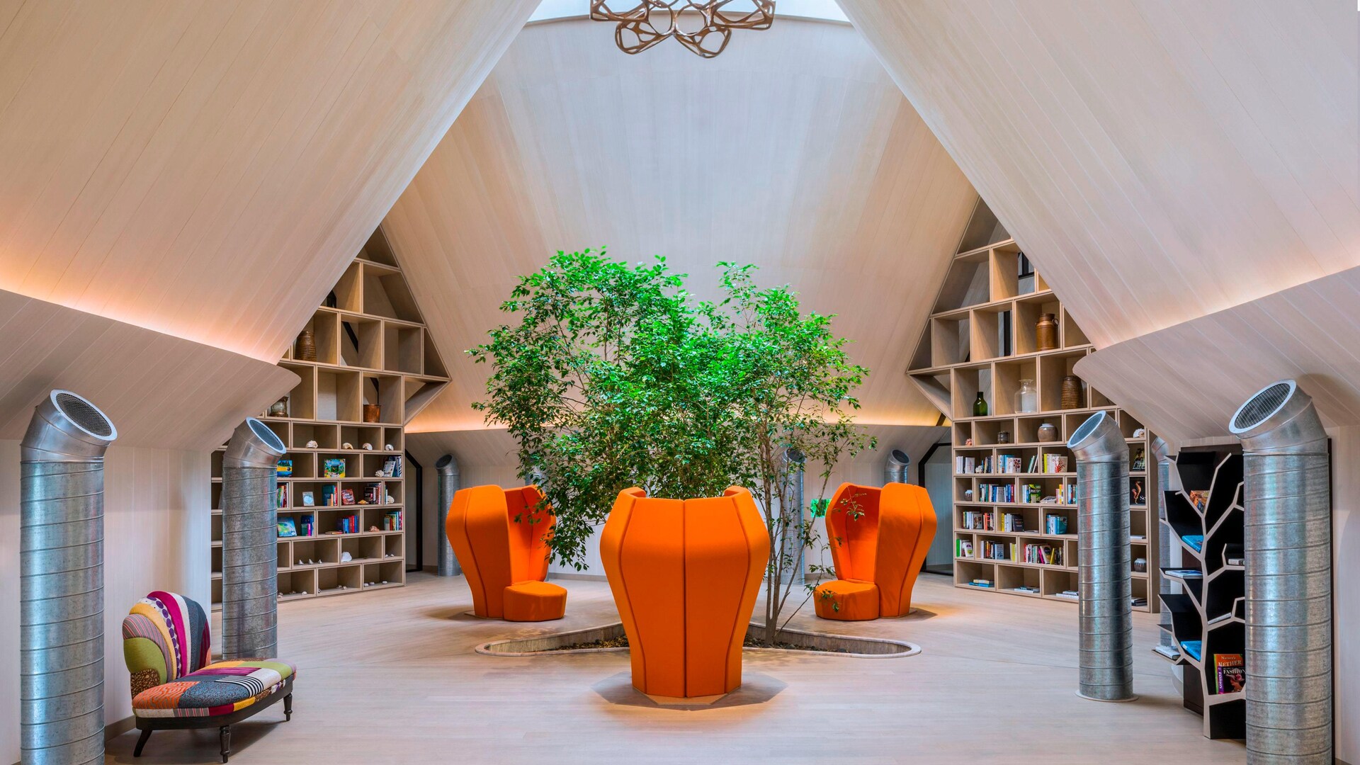 Vommuli House mit Bibliothek und Aufenthaltsbereich