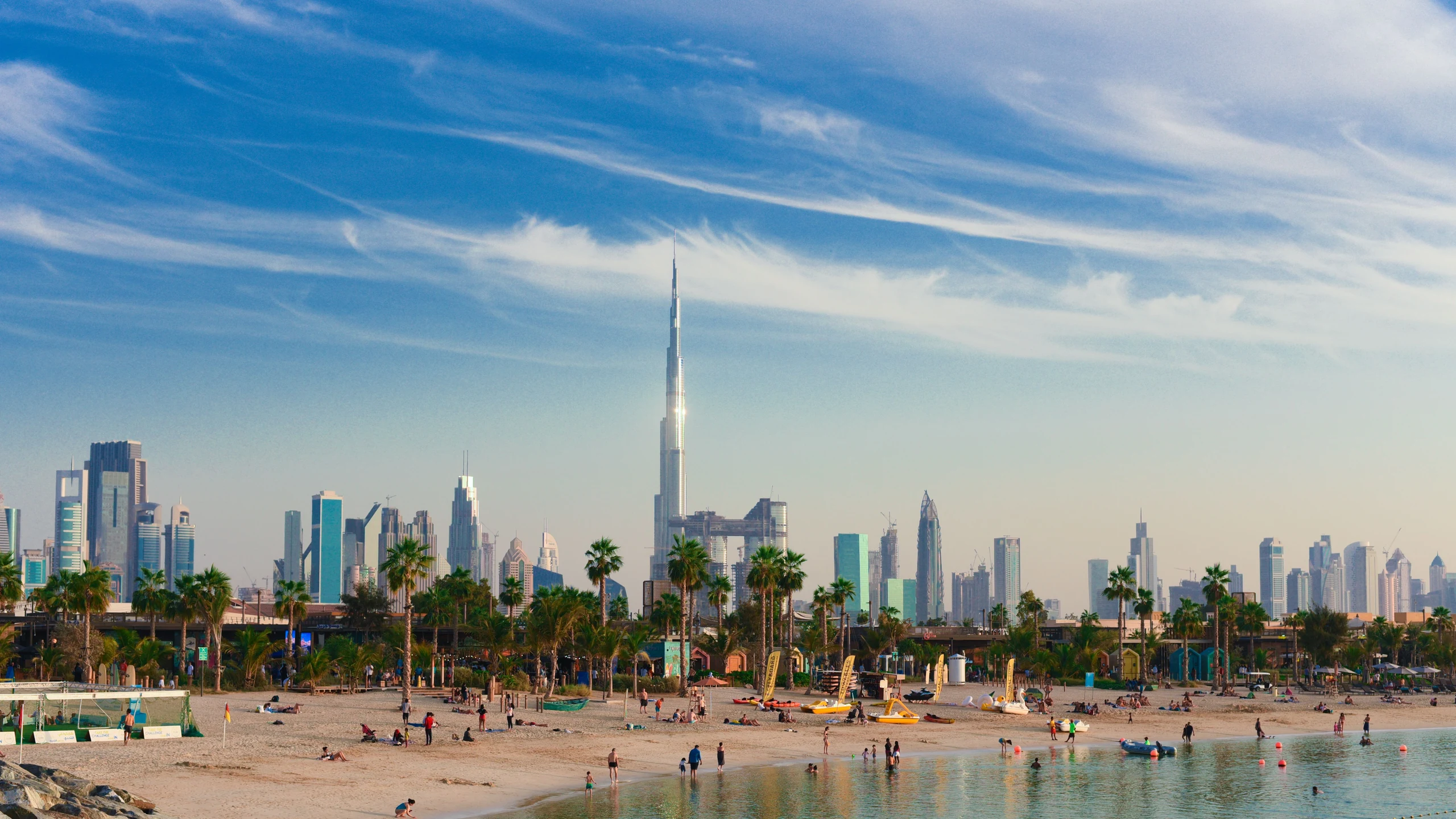Dubai-Skyline mit Strand und Wasser als möglicher Stopover vor den Malediven