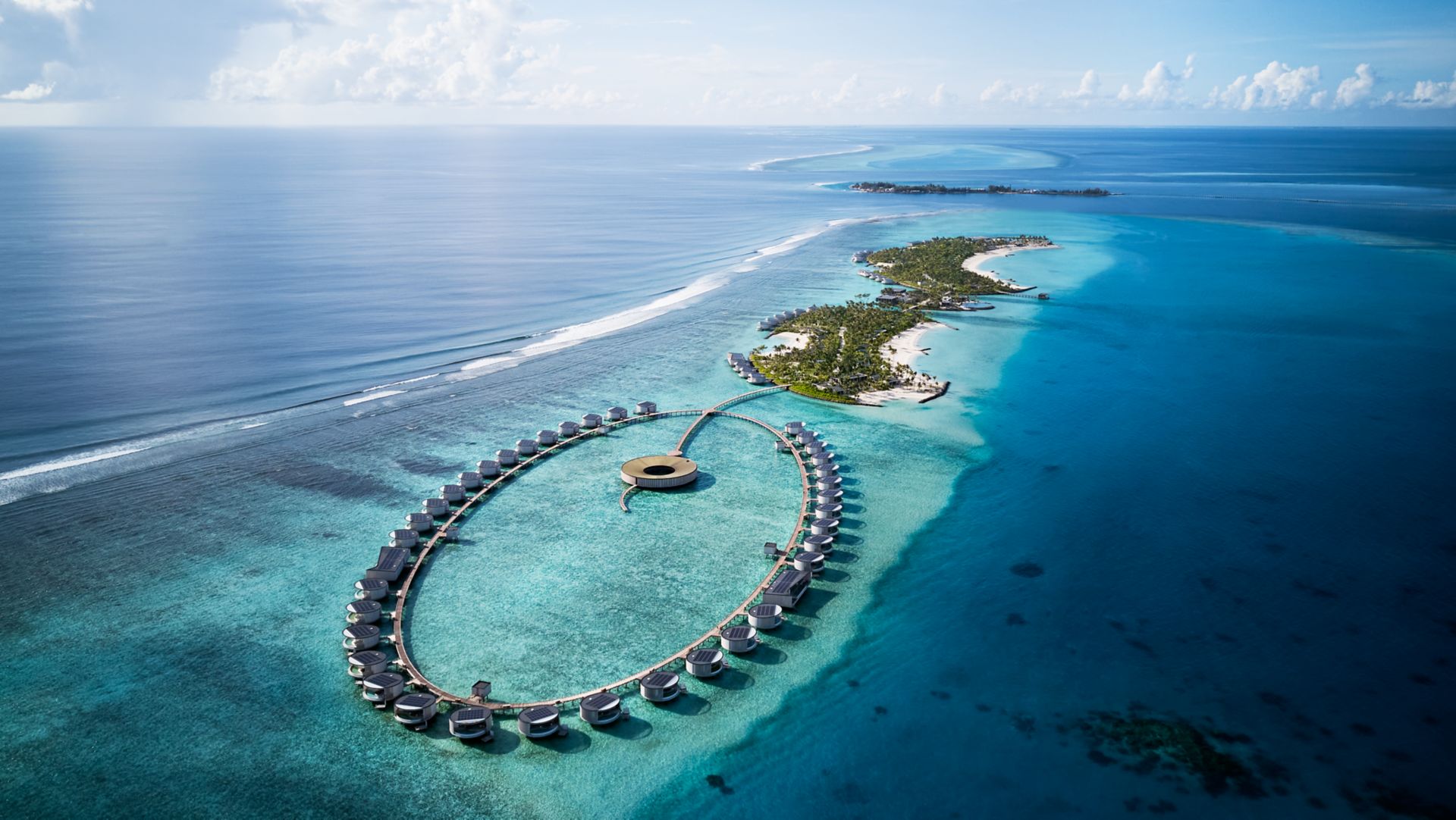 The Ritz-Carlton Maldives, Fari Islands aus der Luft mit Insel, Lagune und Überwasservillen im Nord-Malé-Atoll