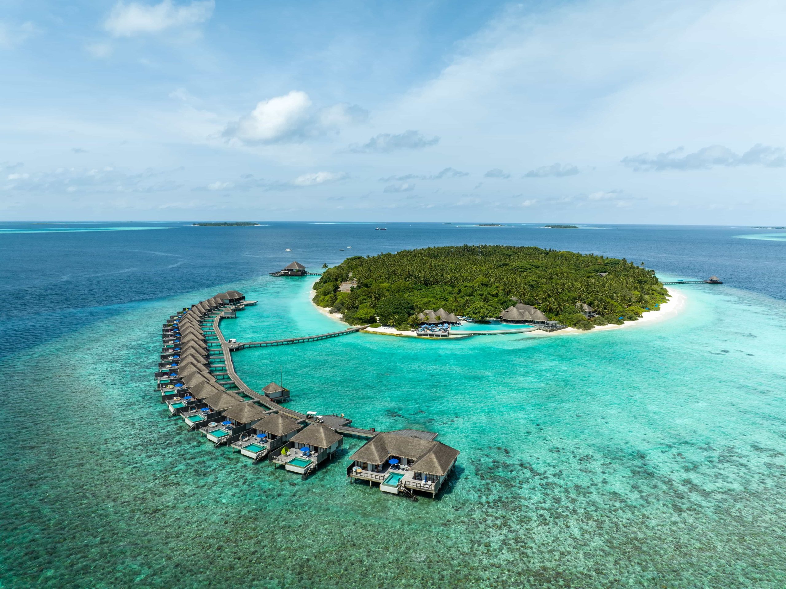 Luftaufnahme der Insel und Overwater-Villen des Dusit Thani Maldives im Baa Atoll