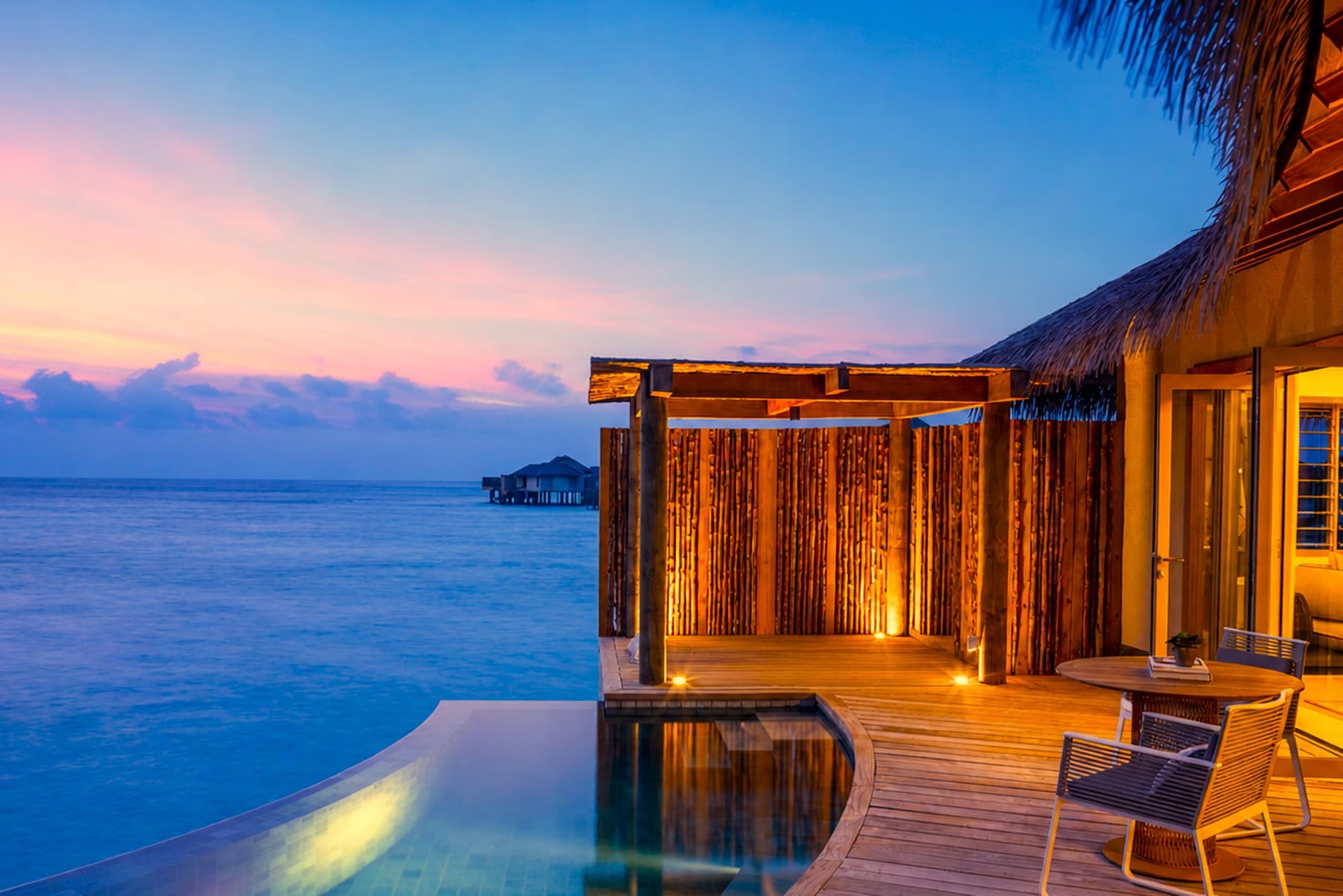 Überwasser-Poolvilla in Sonnenuntergangslage mit Club-Vorteilen - Bild 1