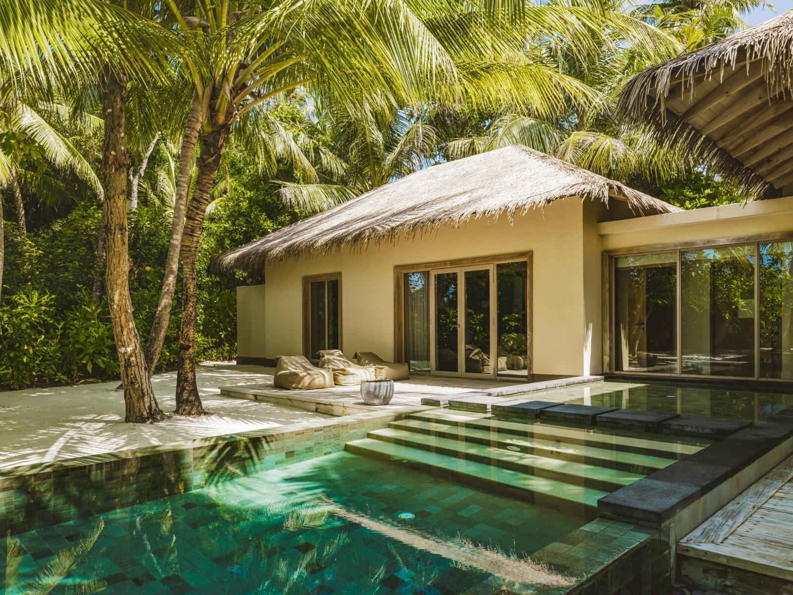 Strandvilla mit einem Schlafzimmer in Sonnenuntergangslage, Pool und Club-Vorteilen - Bild 1