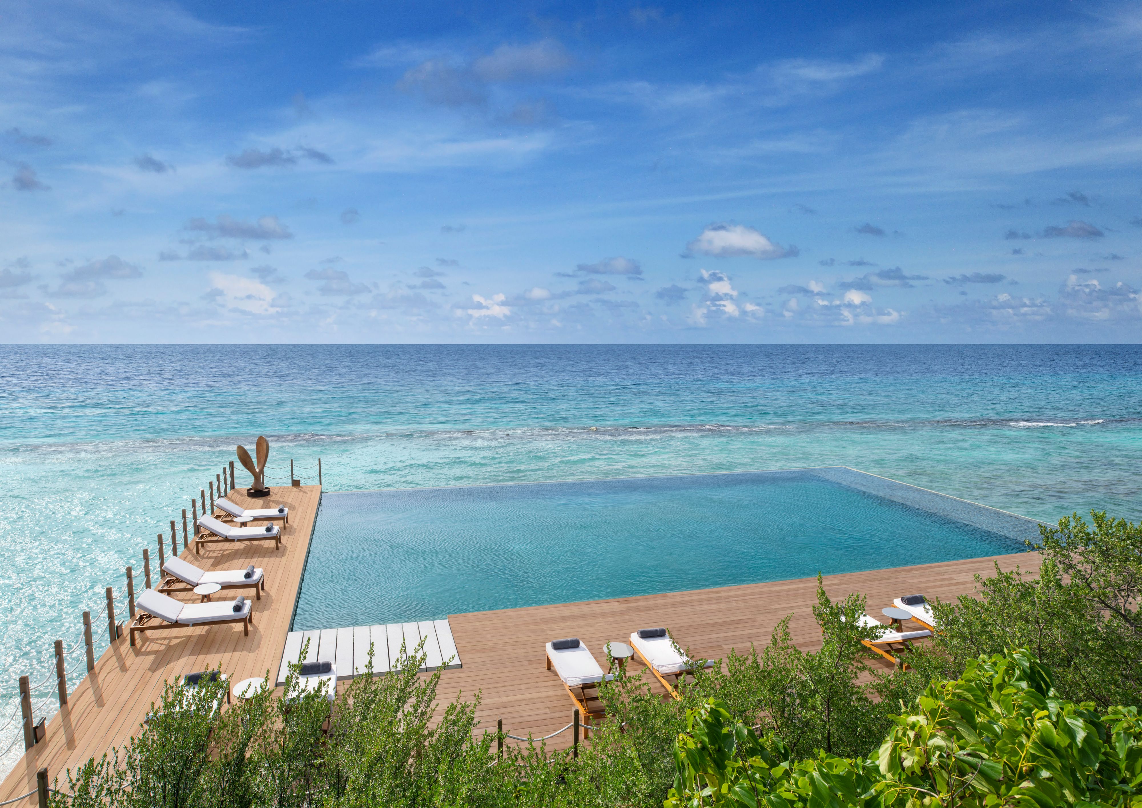 Pool 18 über dem Meer