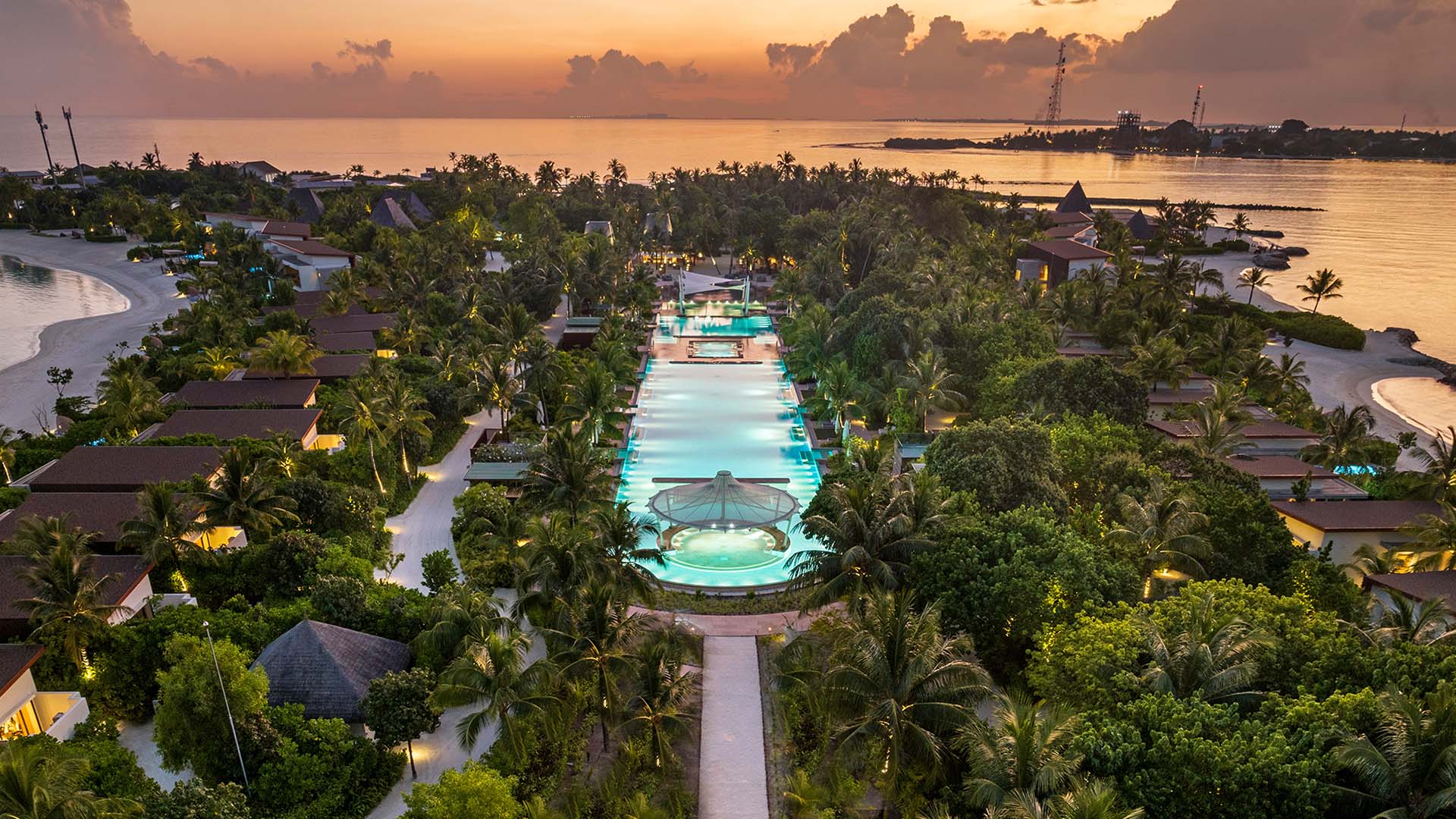 Blick auf die Poolanlage am Abend