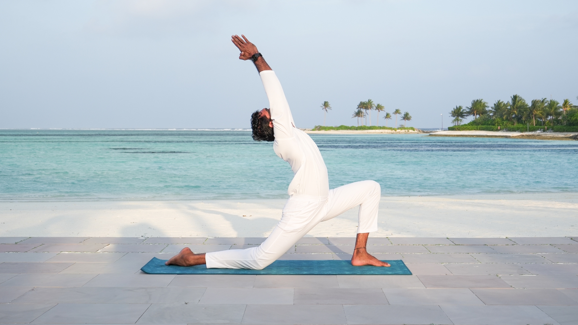 Yoga am weißen Sandstrand