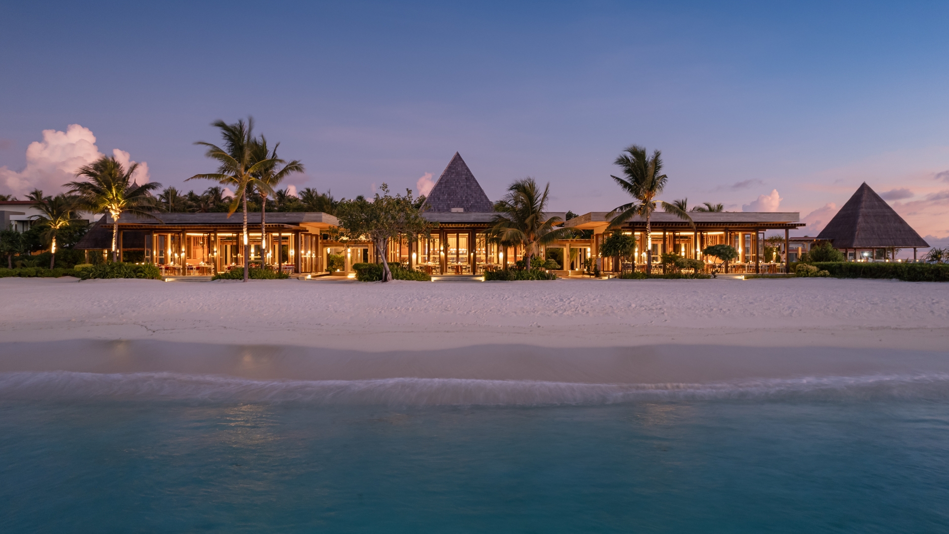 Restaurants am Strand in der Abenddämmerung
