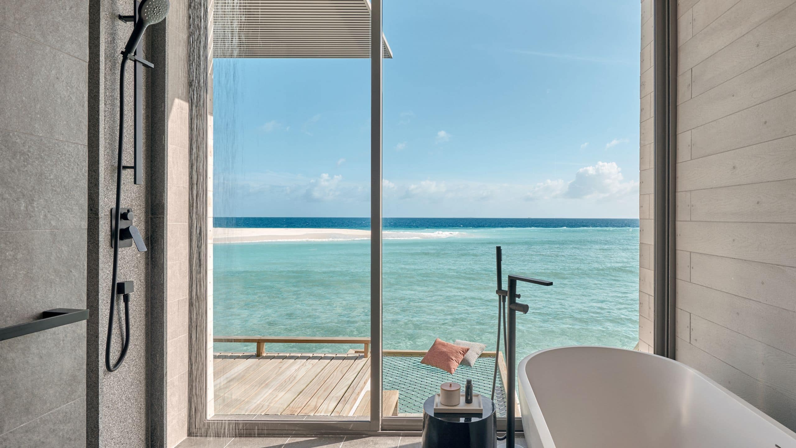Wasservilla mit Pool in der Lagune, einem Schlafzimmer und Kingsize-Bett - Bild 2