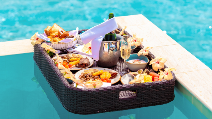 Frühstück im privaten Pool