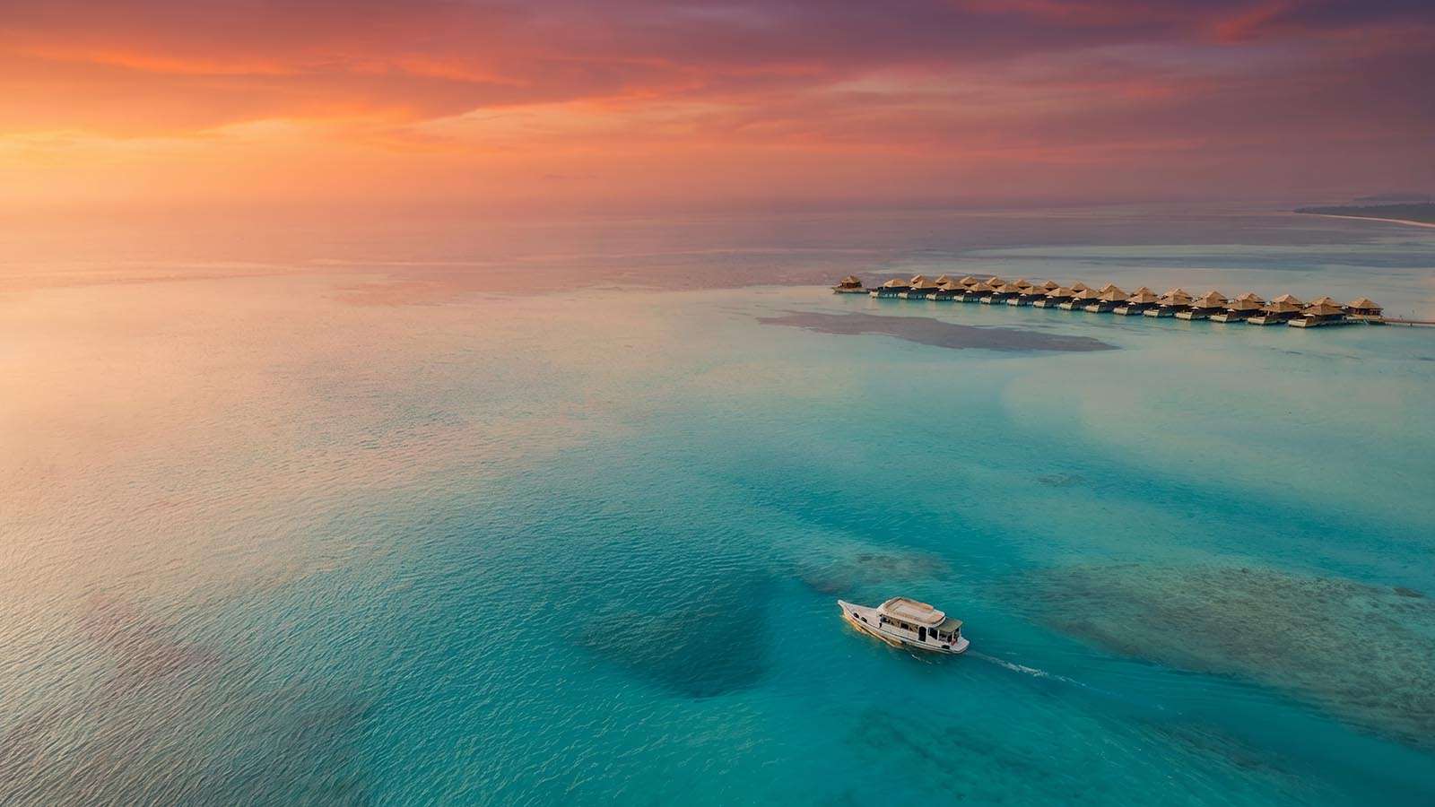 Ausflugsboot vor Nala bei Sonnenuntergang