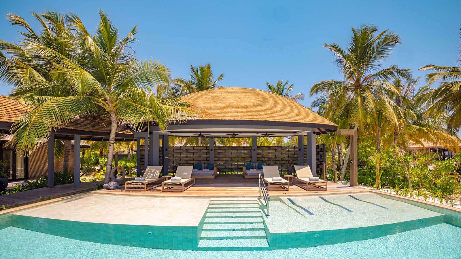 Pool im Wellnessbereich