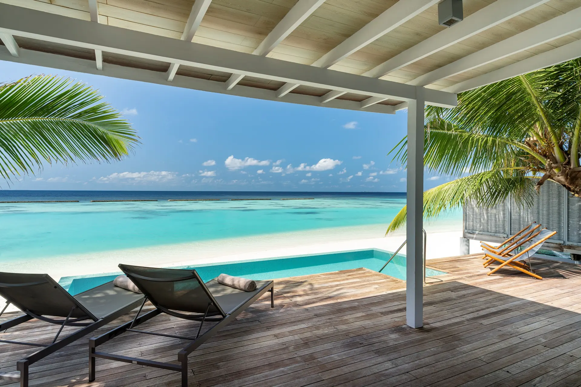 Strandseitiges Pooldeck der Poolvilla
