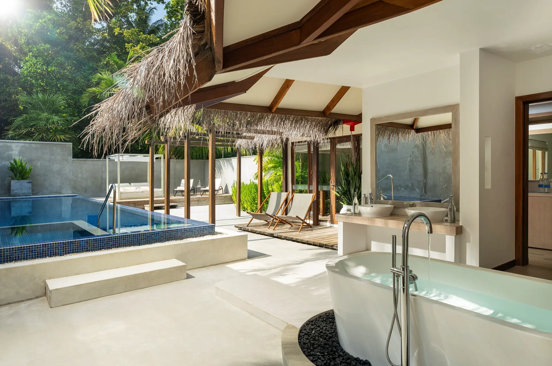 Privater Pool im Garten der Hochzeitsreise-Villa