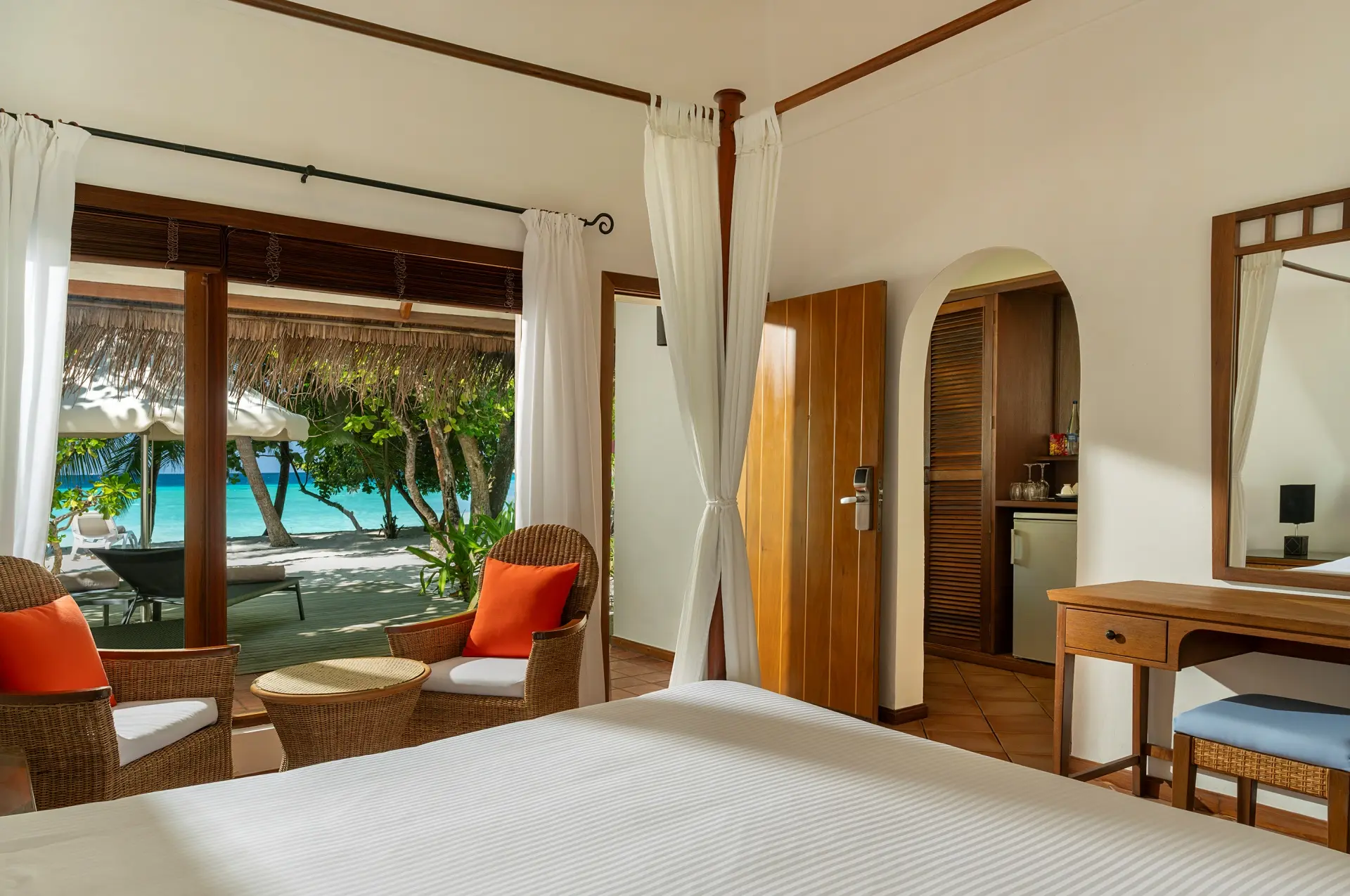 Himmelbett in der Deluxe-Strandvilla