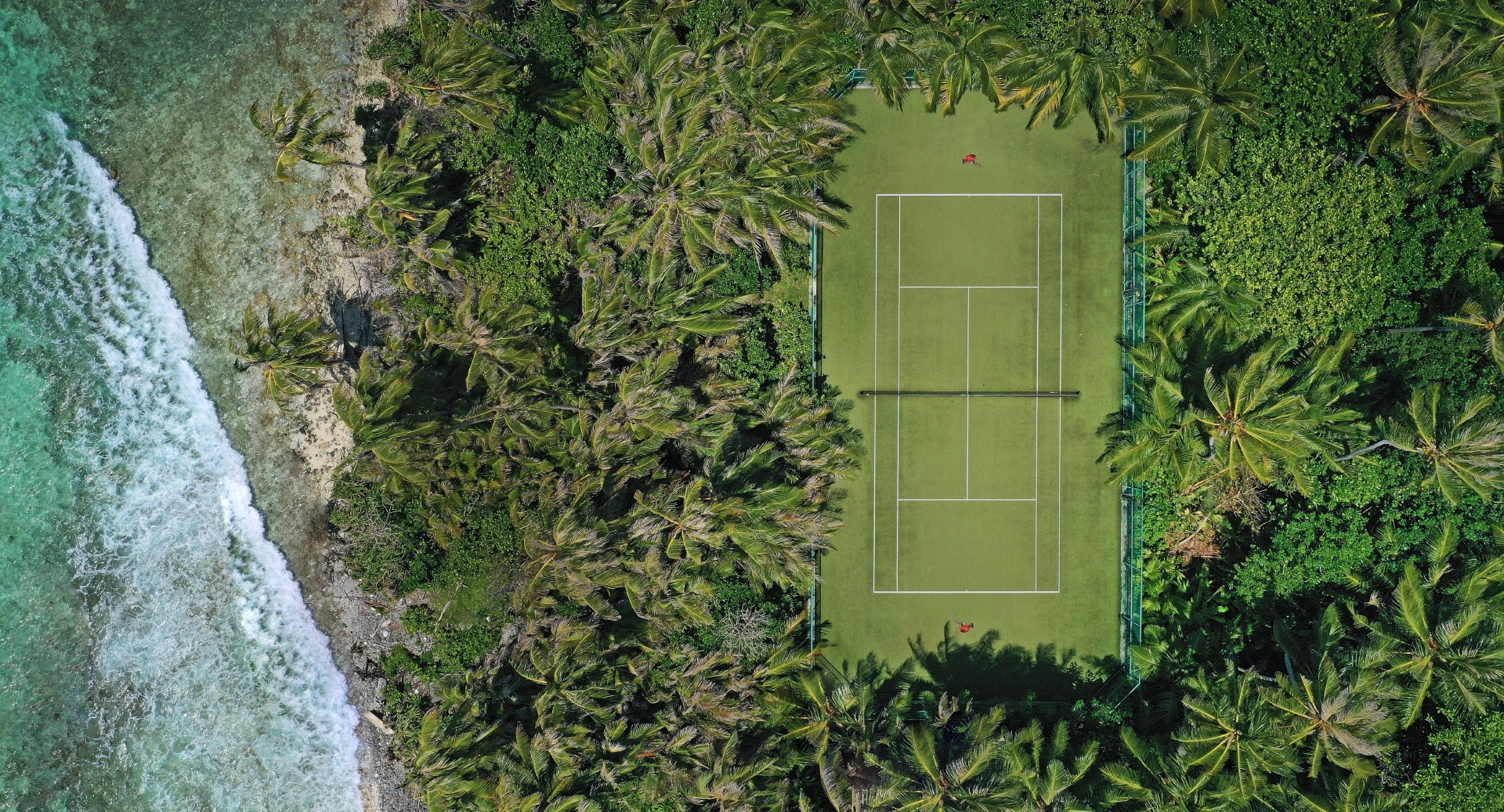 Tennisplatz im tropischen Inselgrün