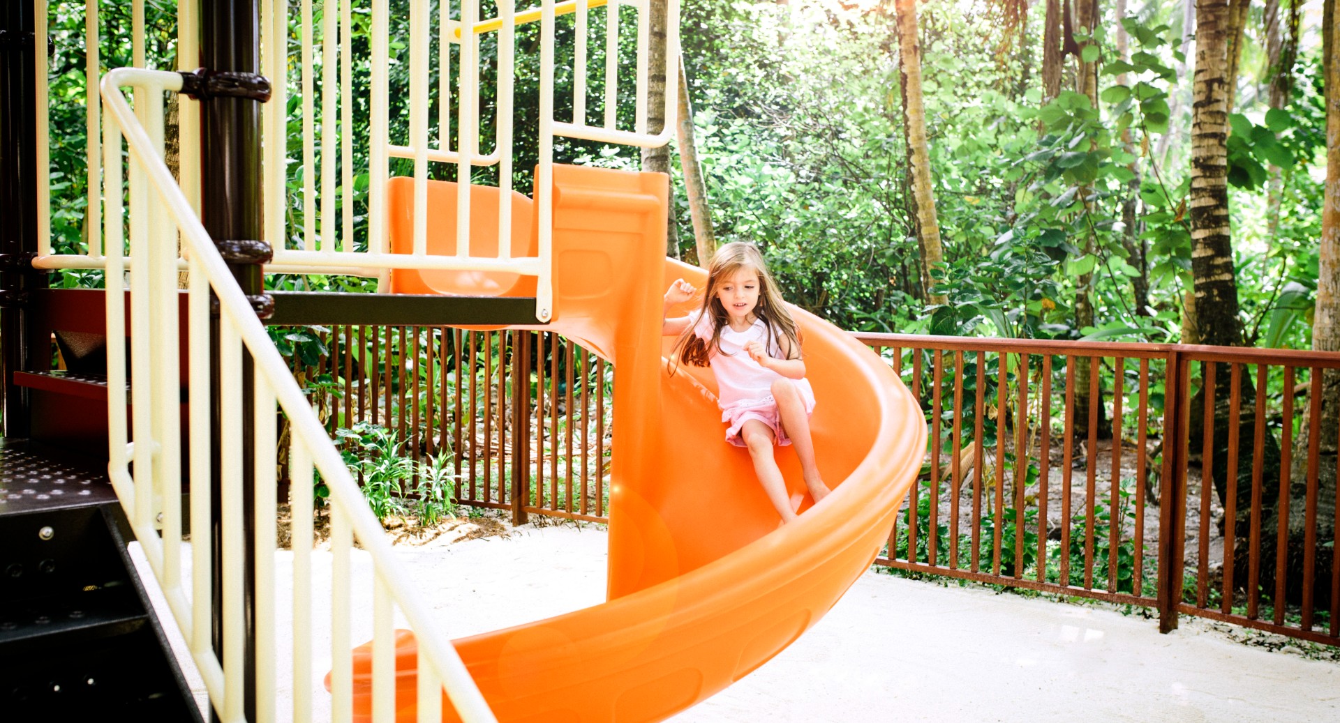 Rutschenspaß im Explorers Kinderclub