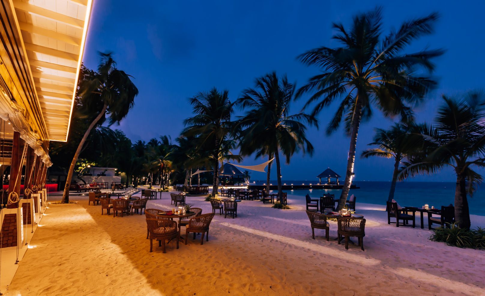 SANGU BEACH Restaurant am Abend