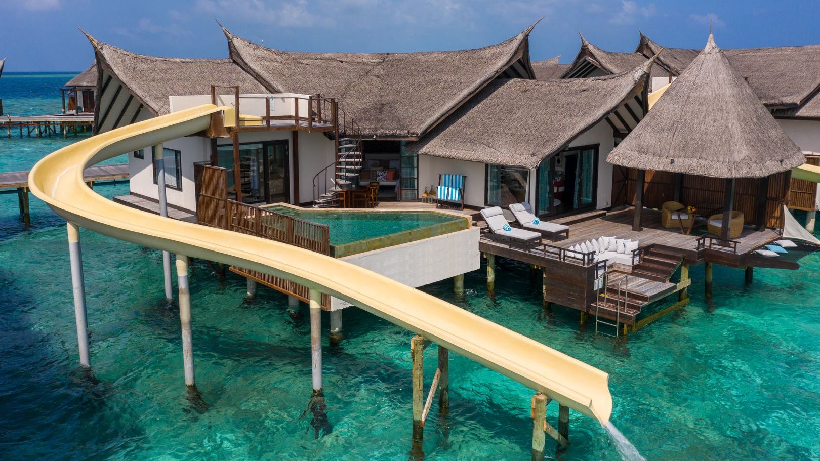 Überwasser-Poolsuite mit Rutsche - Bild 1