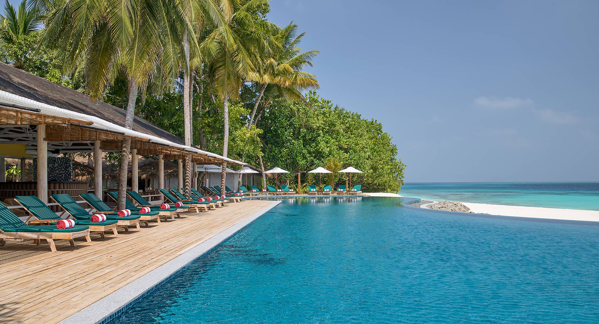 Infinity Pool vor der Lagune