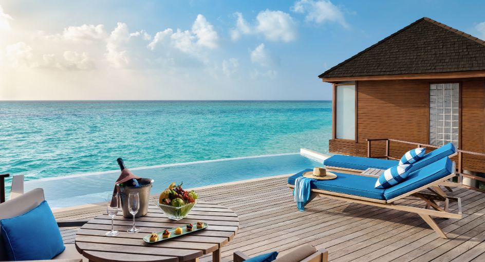 Deluxe-Wasservilla mit Pool zum Sonnenuntergang - Bild 2