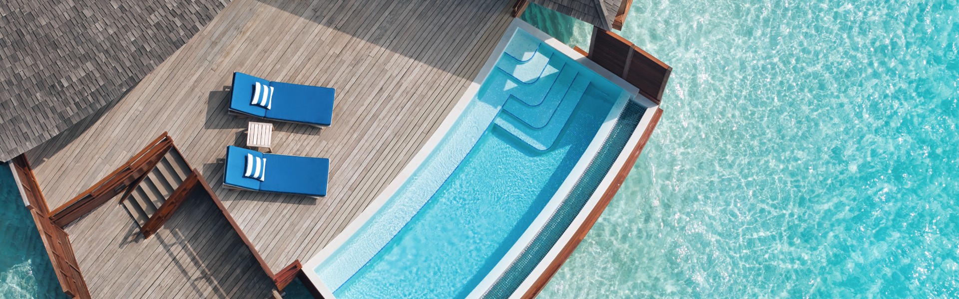 Deluxe-Wasservilla mit Pool zum Sonnenuntergang - Bild 1
