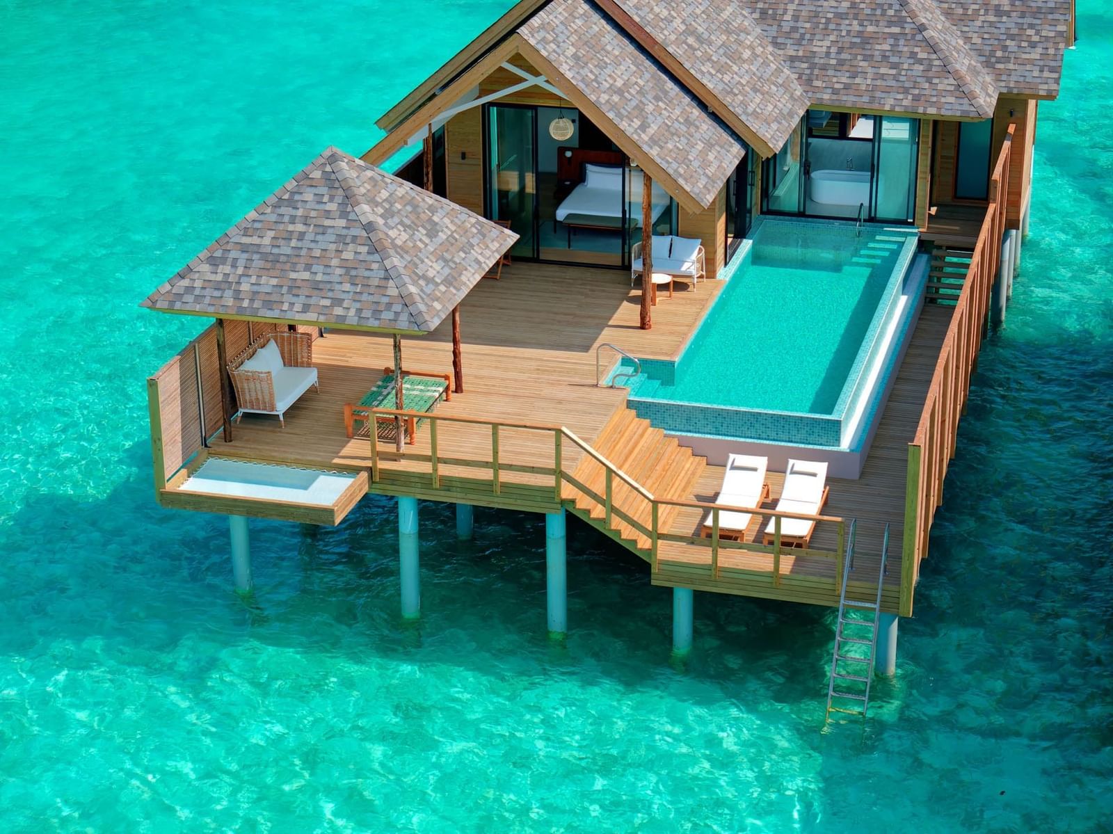 Deluxe-Wasservilla mit Pool und Lagunenblick - Bild 1