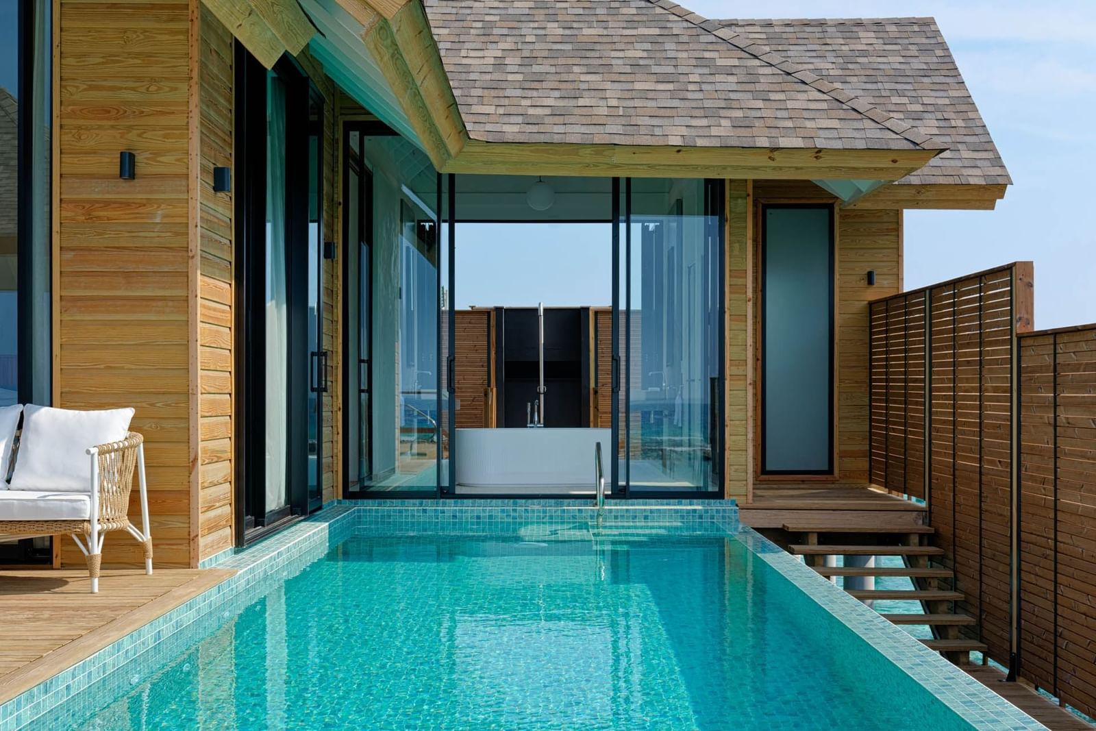 Deluxe-Wasservilla mit Pool und Lagunenblick - Bild 2