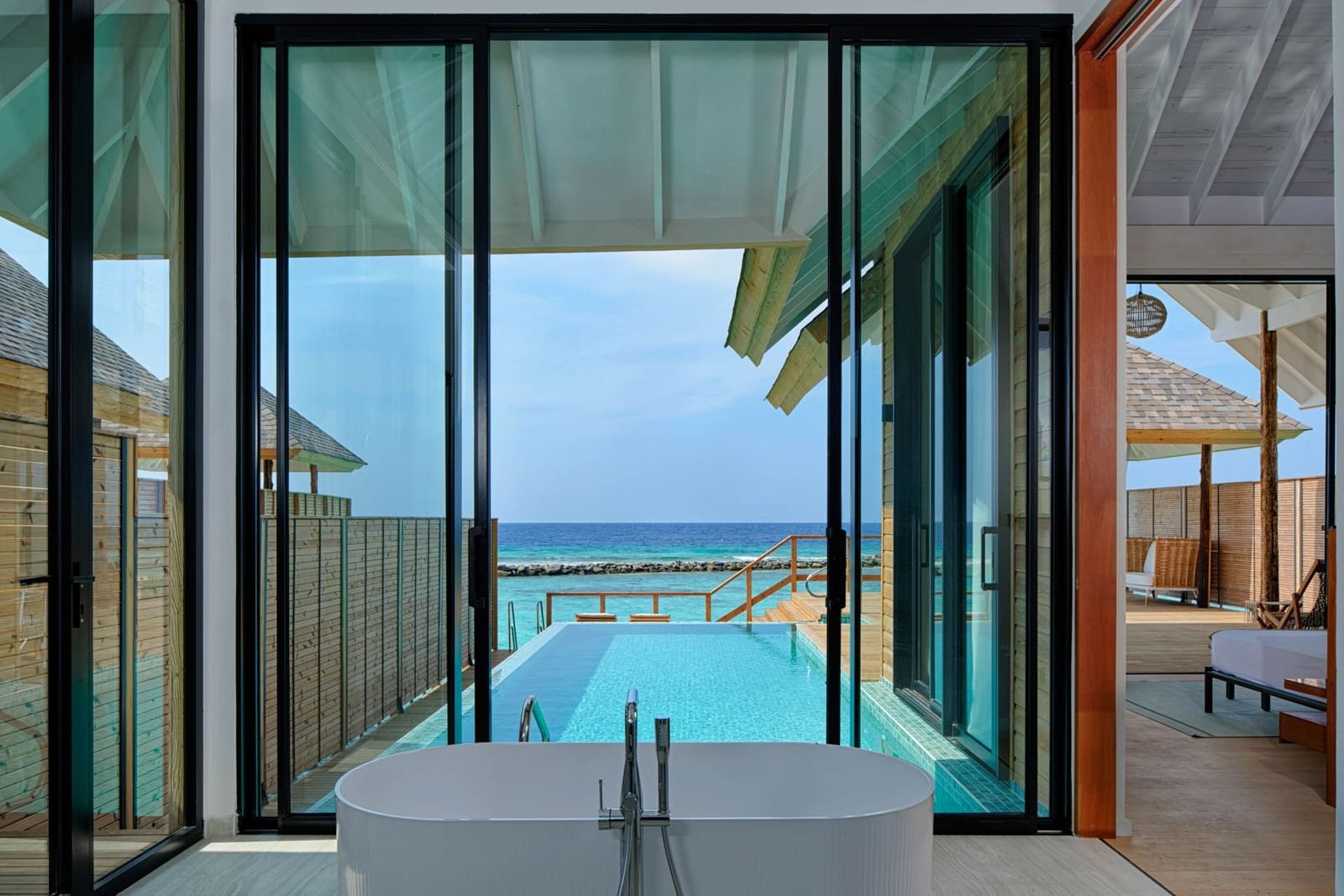 Deluxe-Wasservillen mit Pool - Bild 2