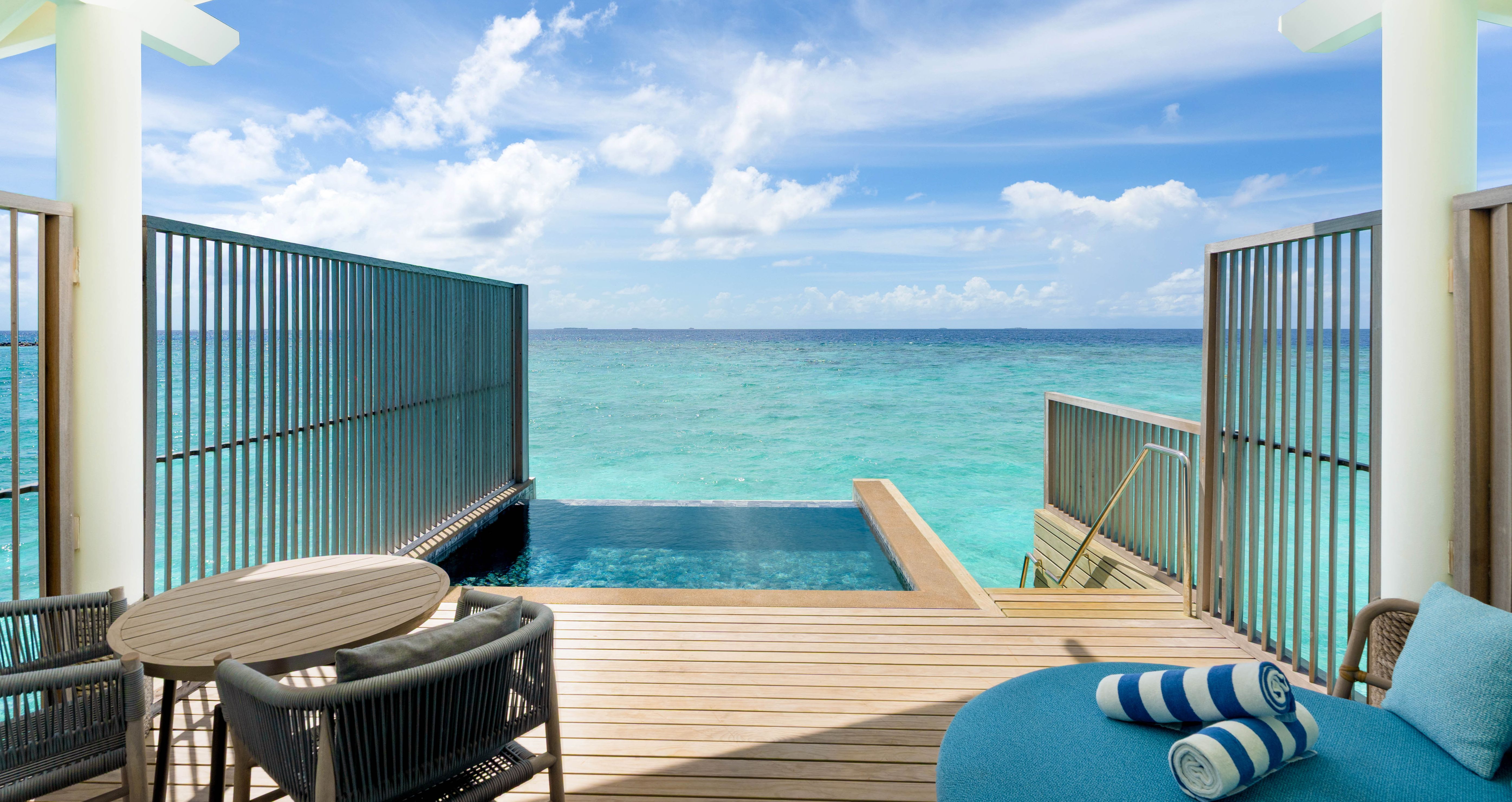 Deluxe Wasservilla mit Pool - Bild 1