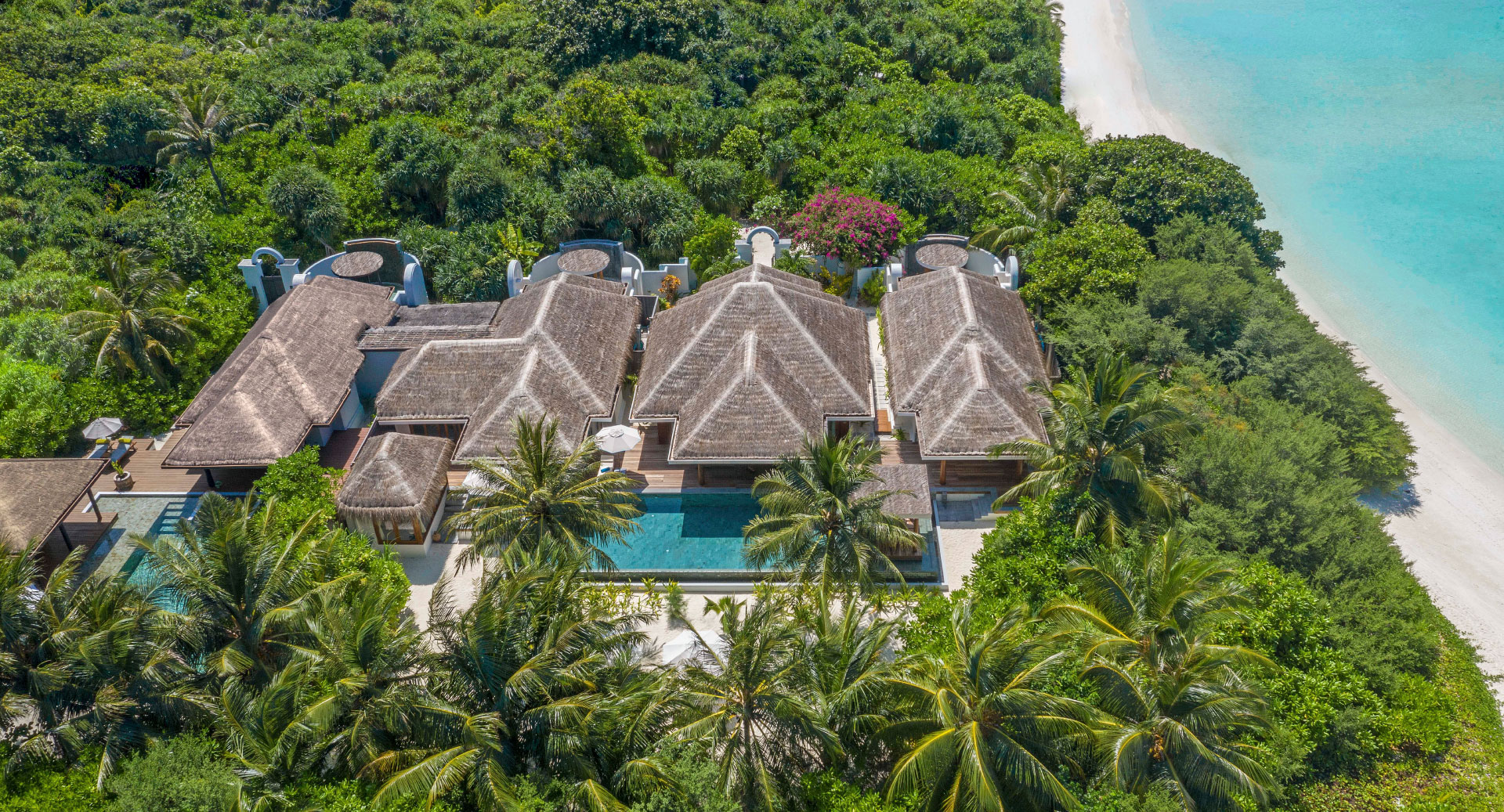 Strandresidenz mit Pool und vier Schlafzimmern - Bild 1