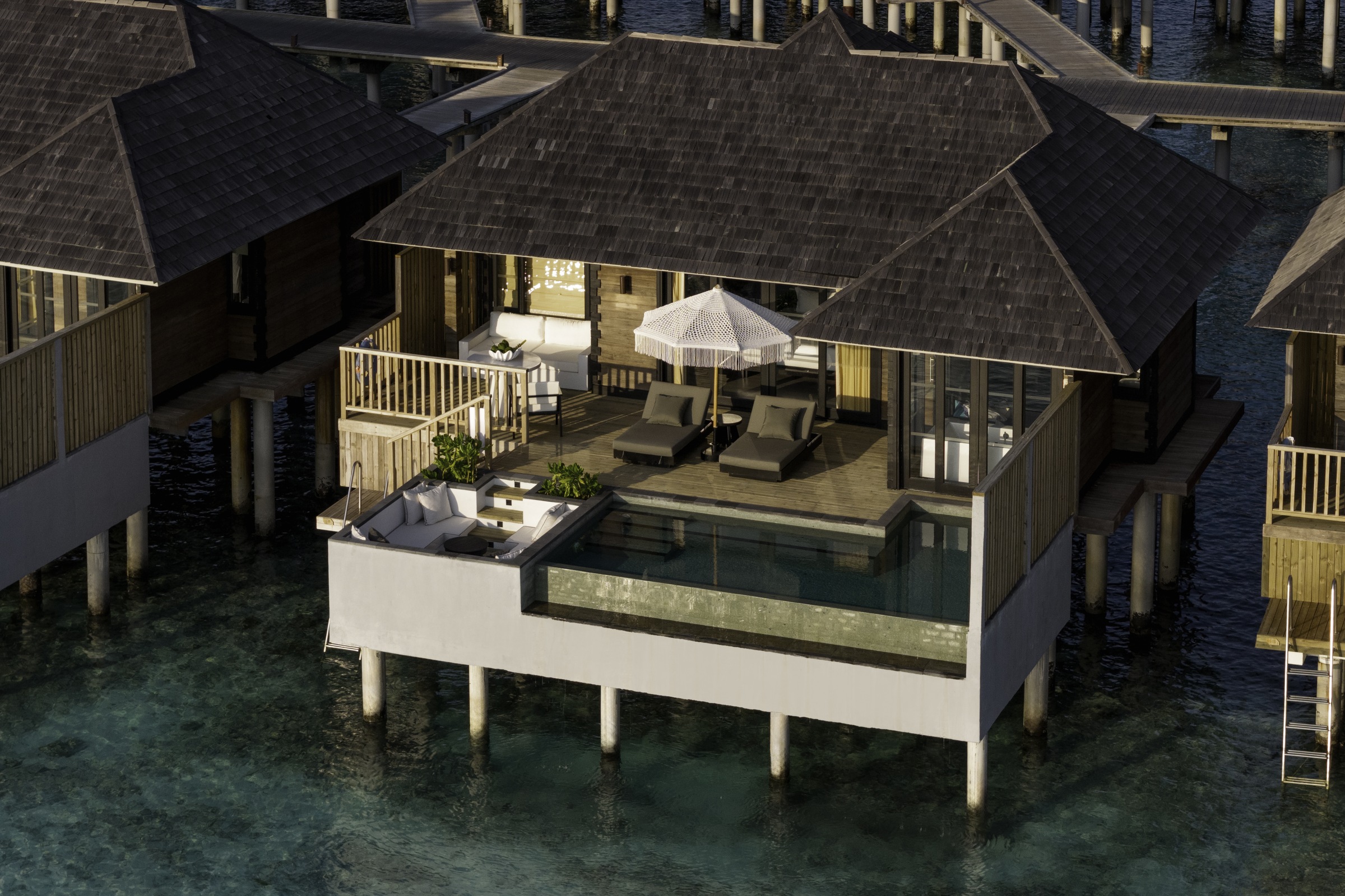 Horizon-Wasservilla mit Pool - Bild 1