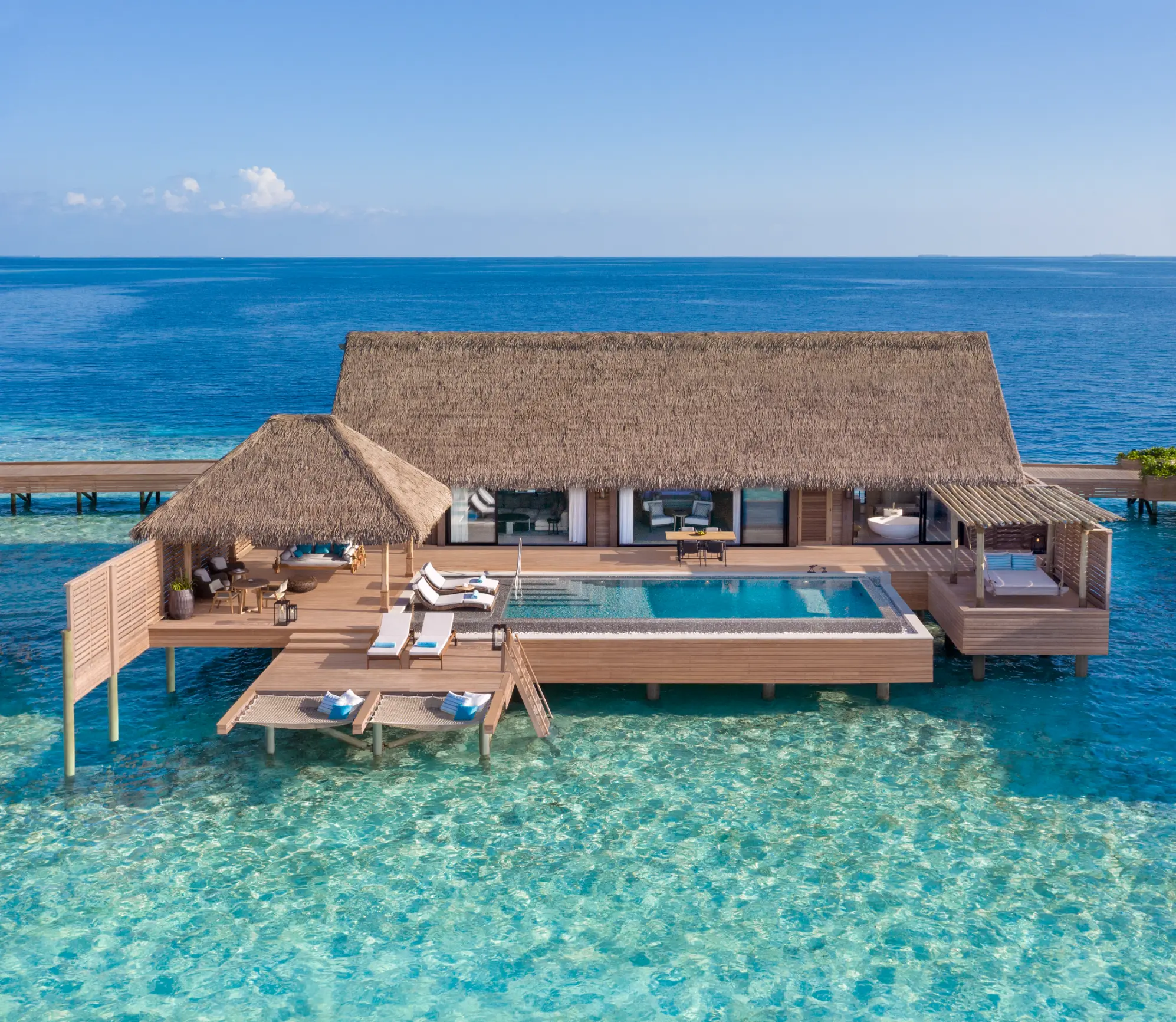 Große Overwater-Villa mit Kingsize-Bett und Pool - Bild 1