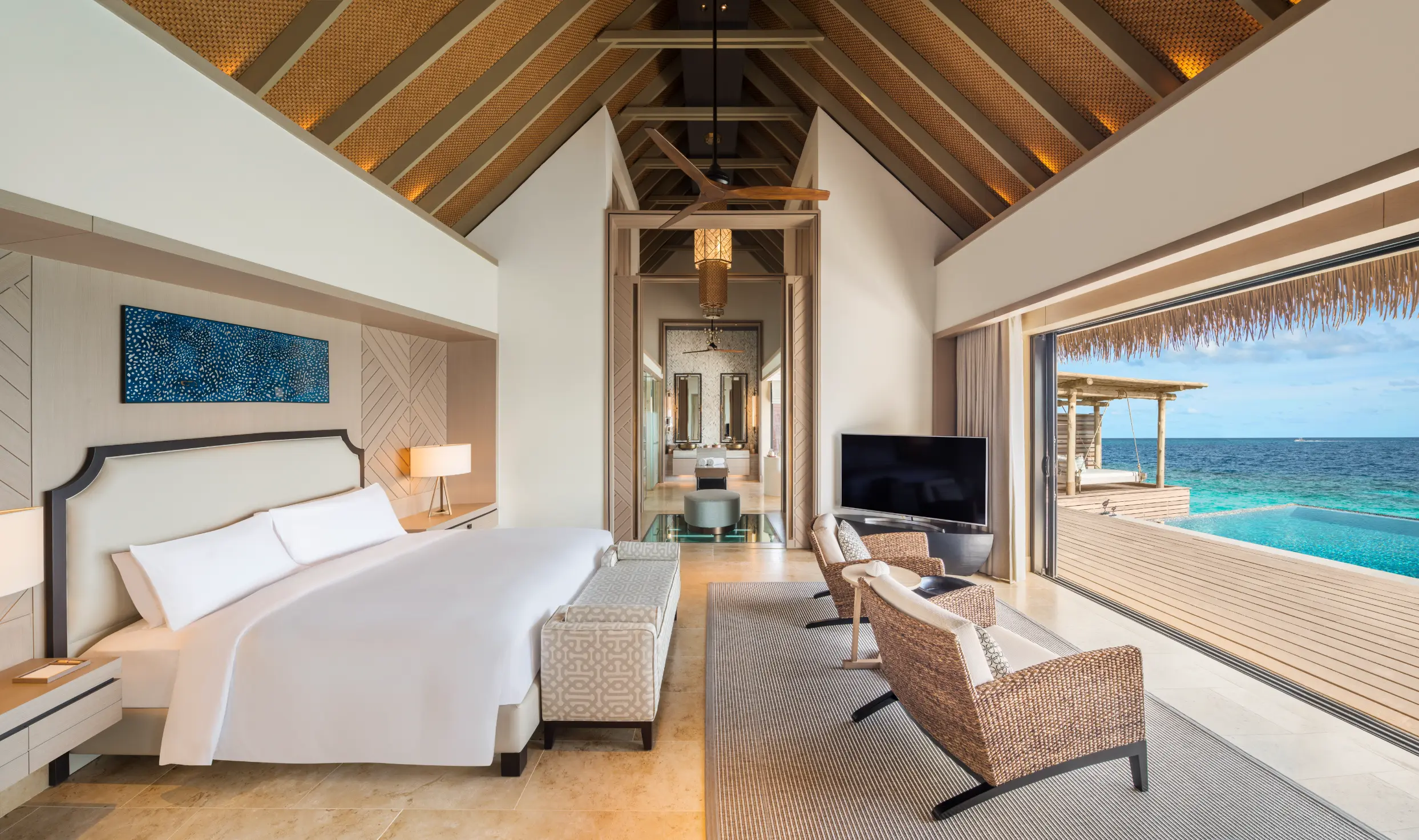 Overwater-Villa mit Kingsize-Bett und Pool - Bild 1
