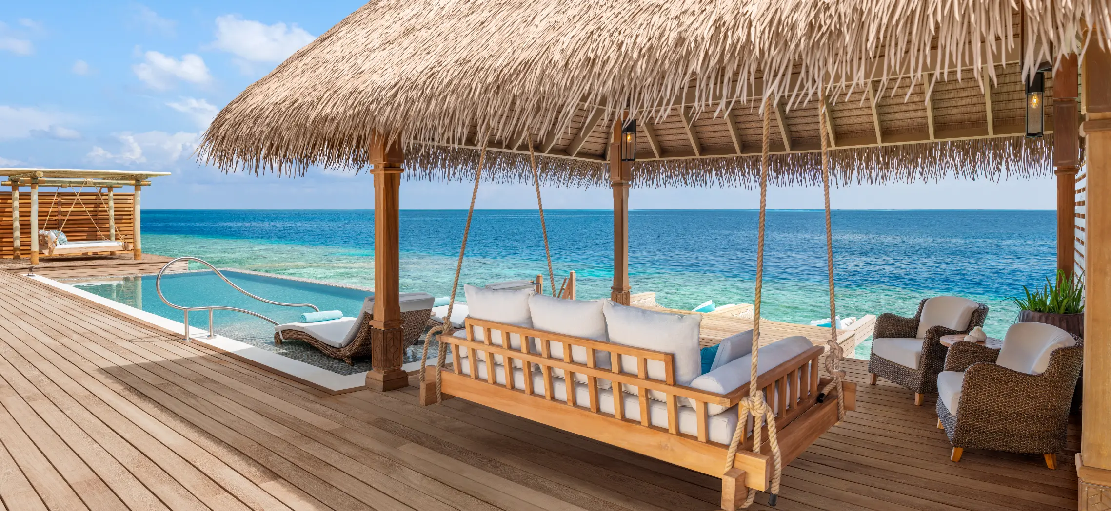 Overwater-Villa mit Kingsize-Bett und Pool - Bild 2