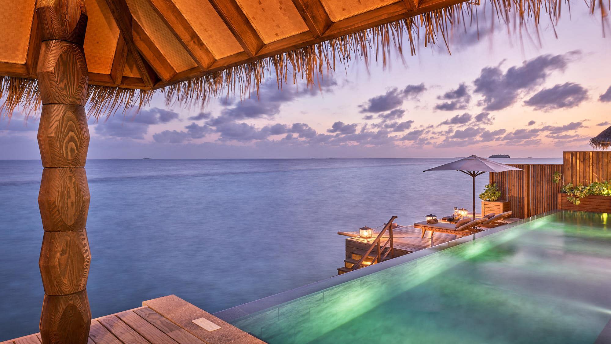 Luxus-Wasservilla in Sonnenuntergangslage mit Pool - Bild 2