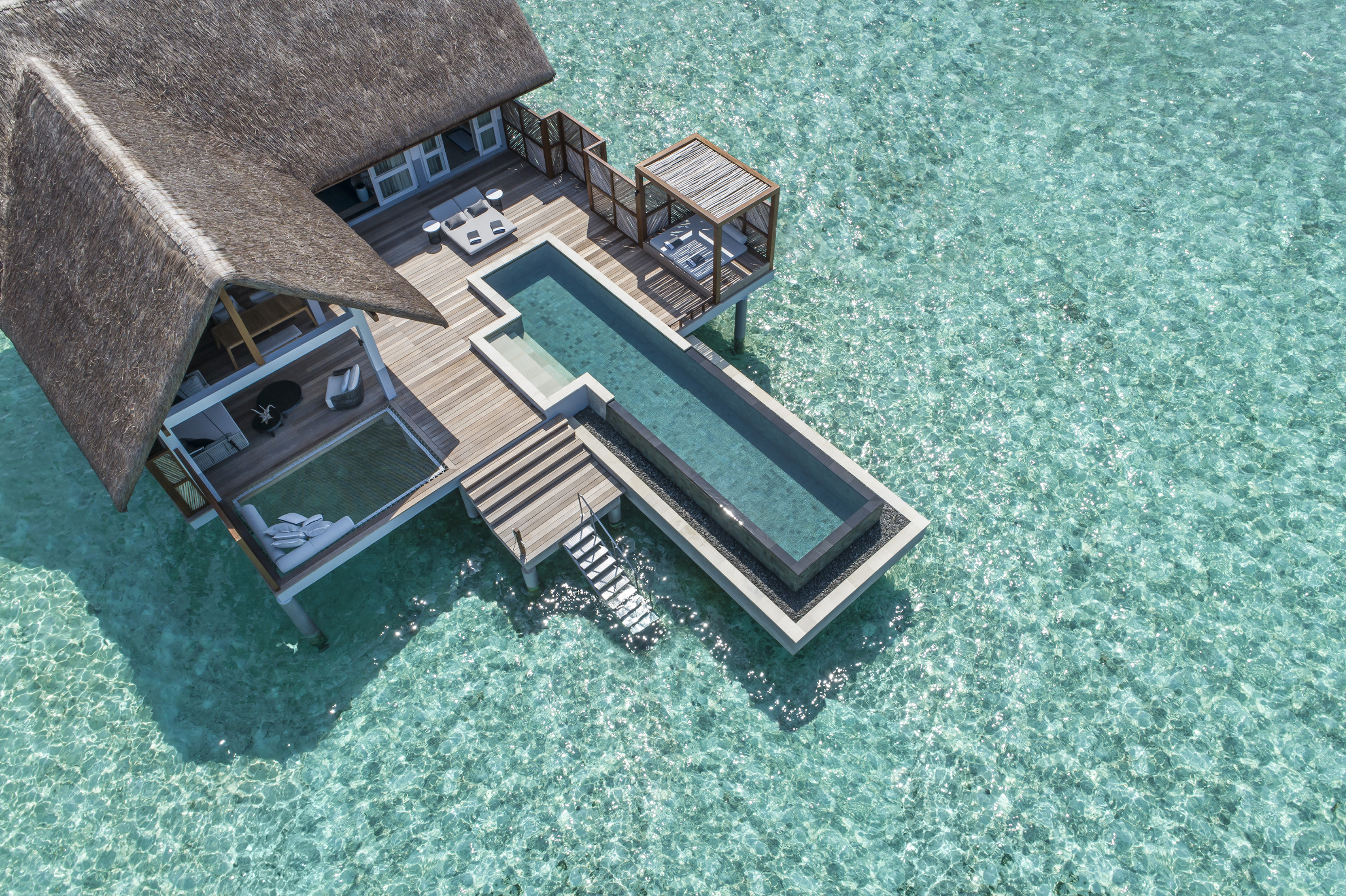 Familien-Wasservilla mit Pool in Sonnenaufgangslage - Bild 1