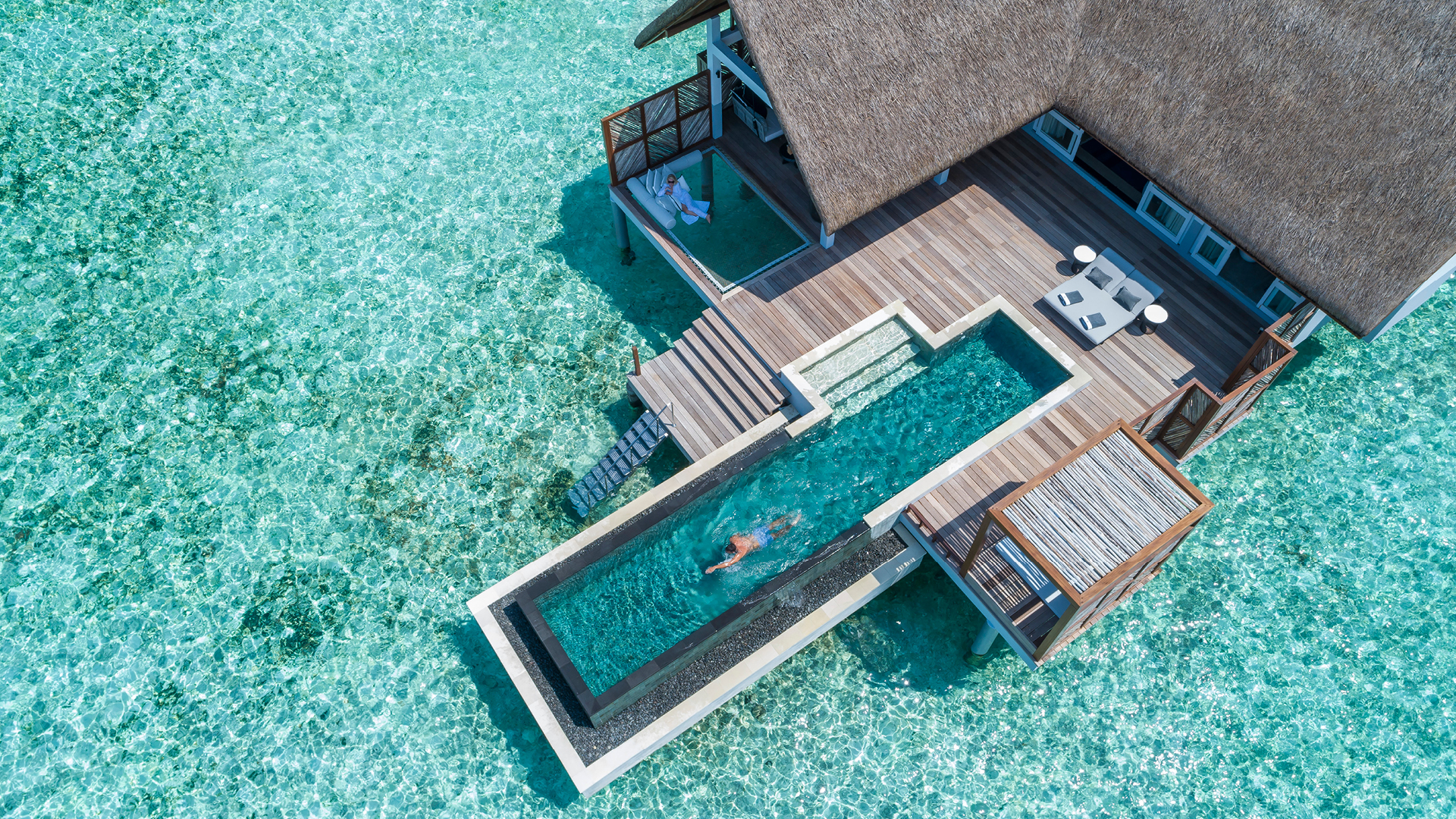 Wasservilla mit Pool in Sonnenaufgangslage - Bild 1