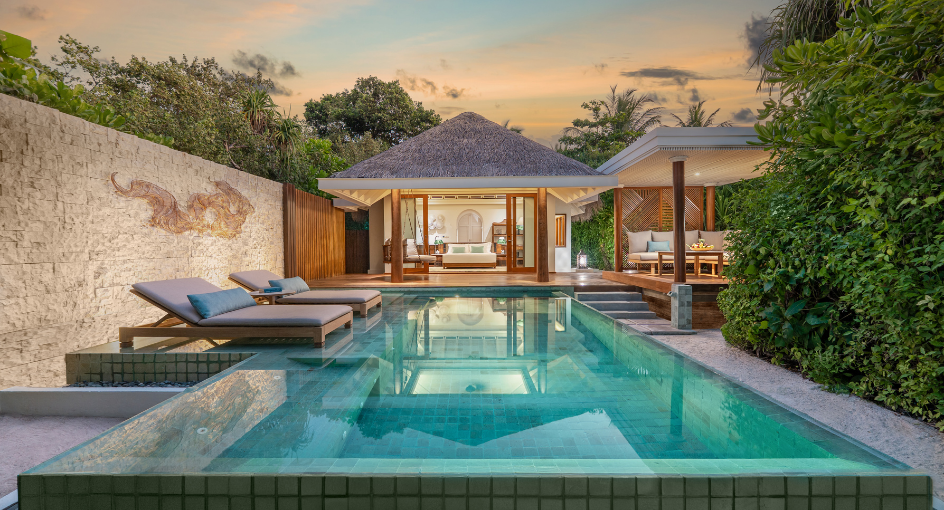 Strandvilla mit Pool zum Sonnenuntergang - Bild 1