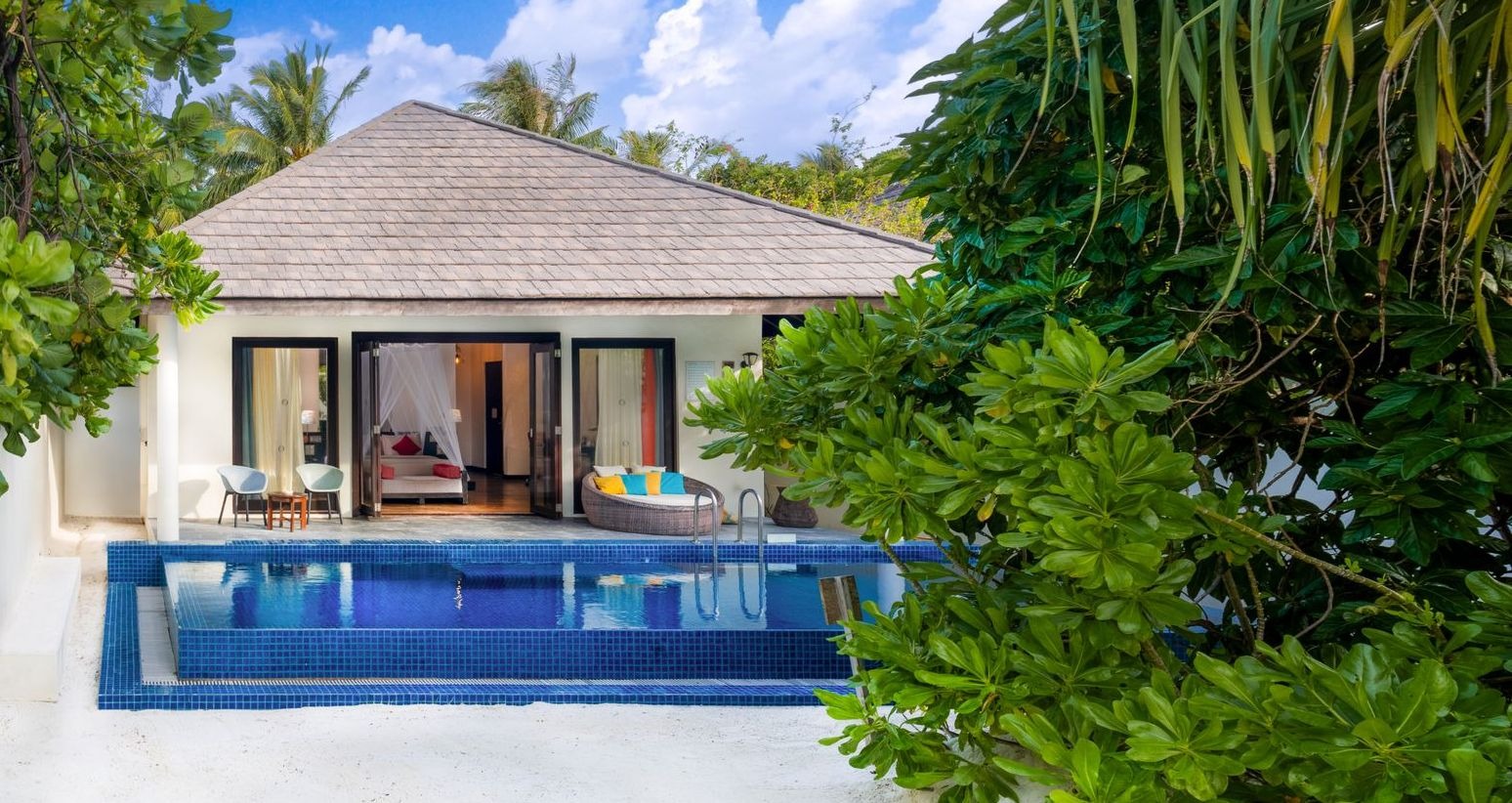 Strandvilla in Sonnenuntergangslage mit Pool - Bild 2