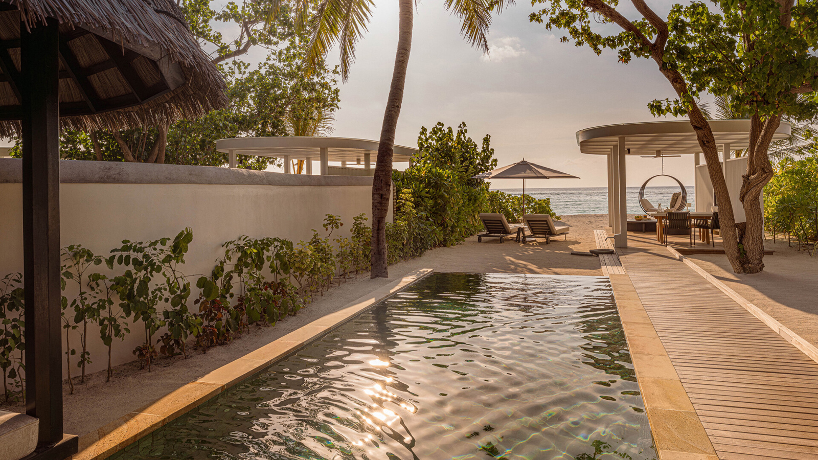 Strandvilla mit Pool zum Sonnenuntergang - Bild 1