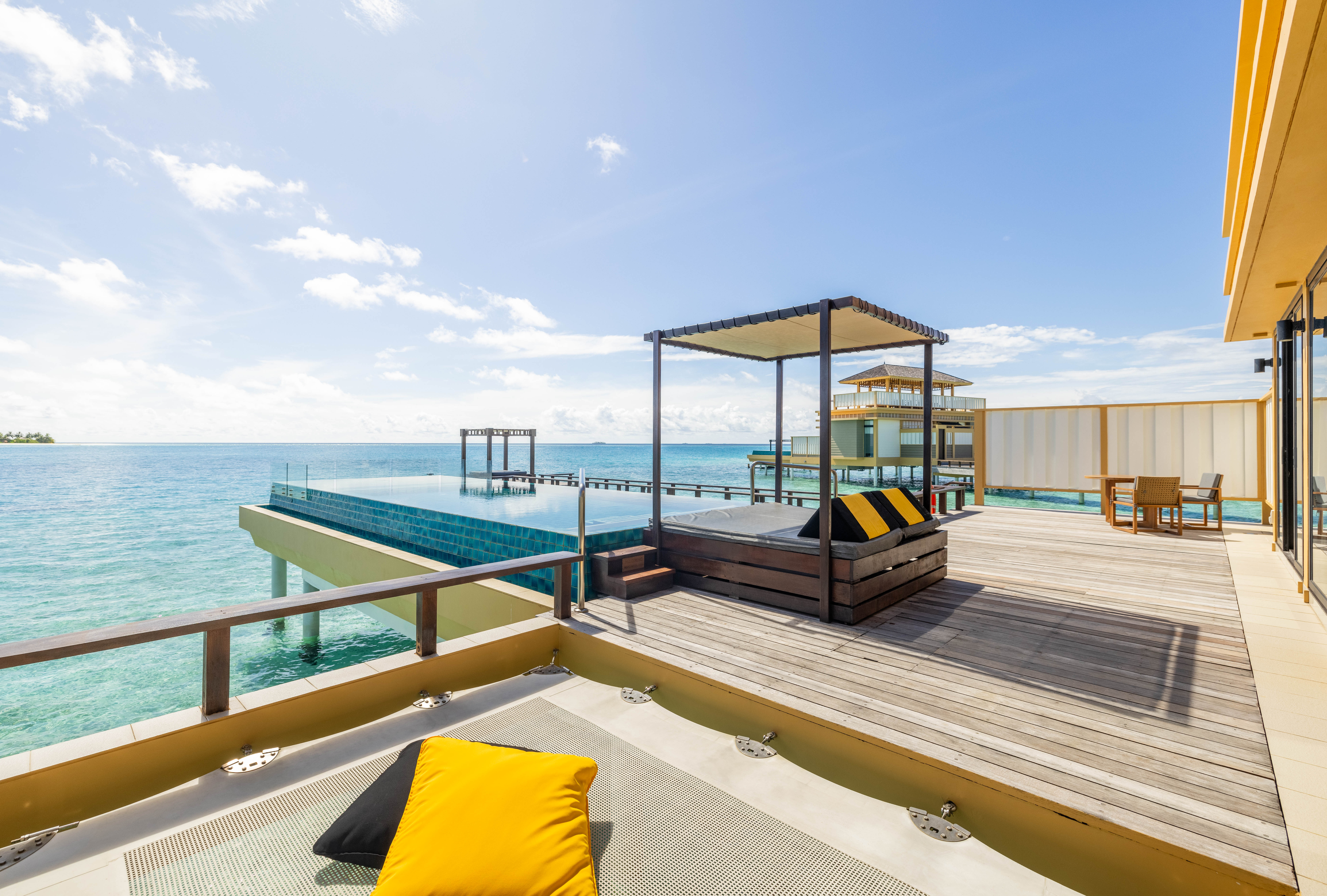 Deluxe-InOcean-Poolvilla in Sonnenuntergangslage - Bild 1